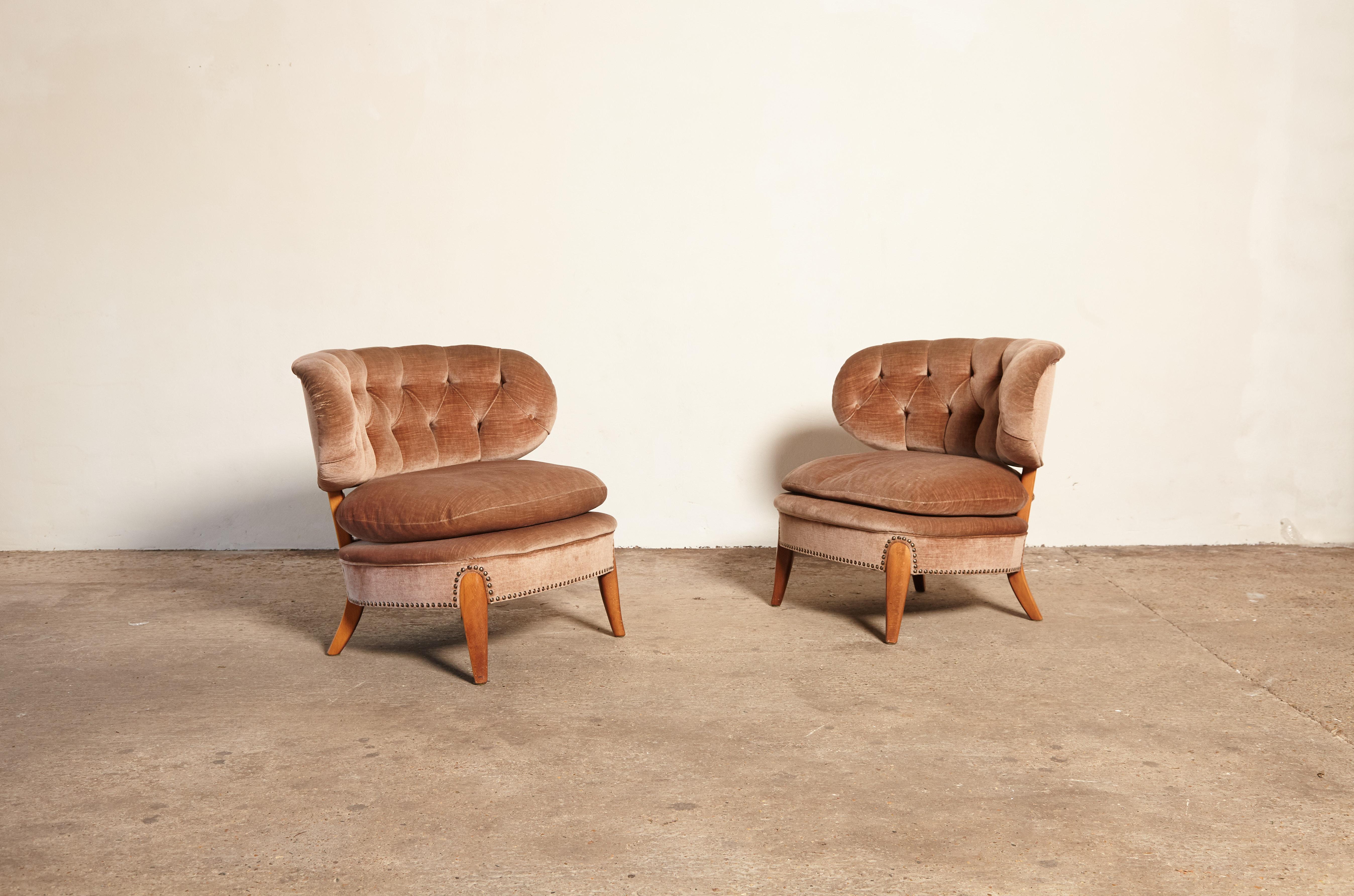 An original pair of Otto Schulz easy chairs, designed in the mid-1930s, and this pair produced in Sweden in the 1940s or 1950s. Upholstered in the original velvet / velour upholstery and finished with decorative brass nails. The color is accurately