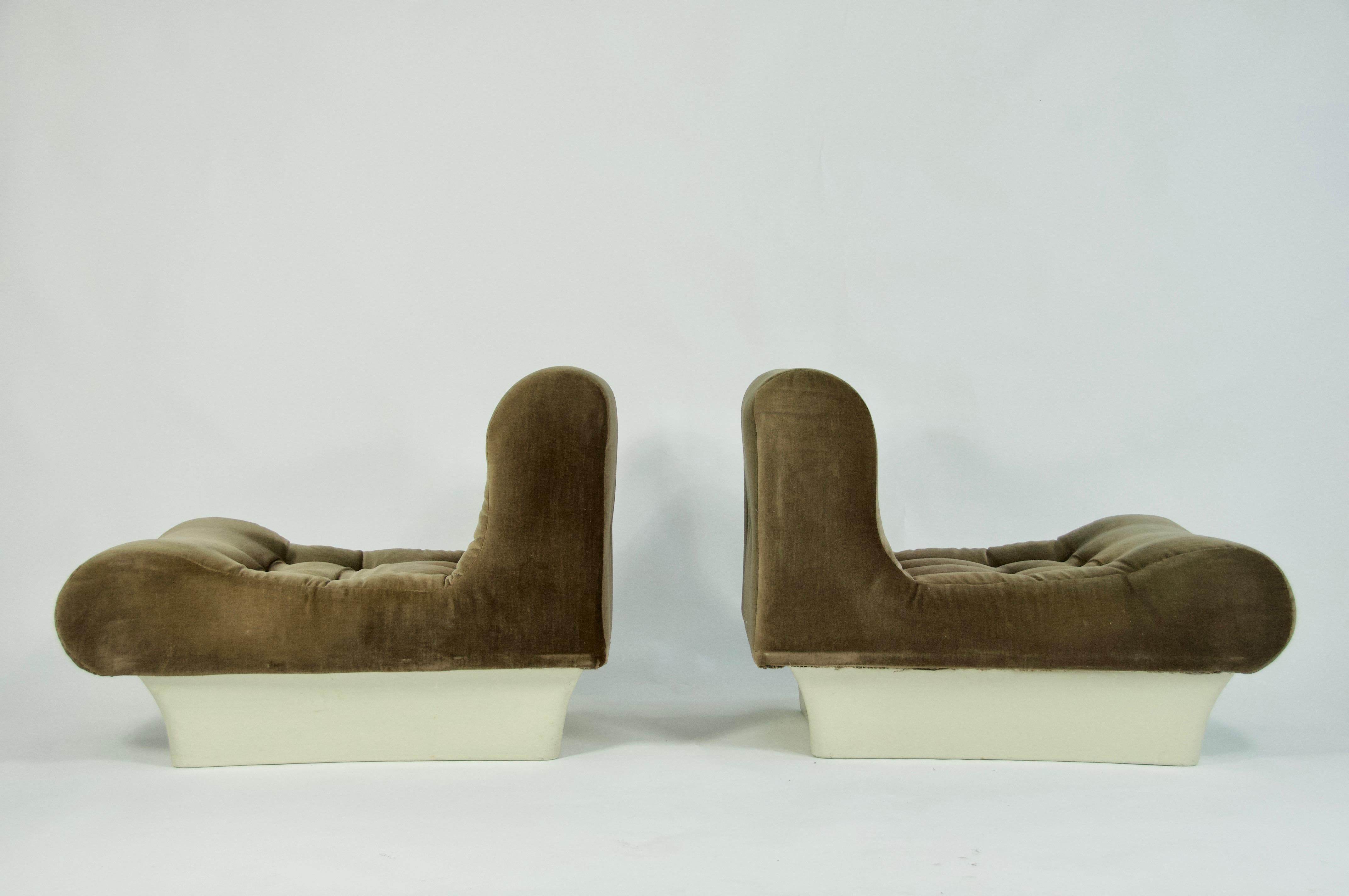 Pair of Otto Zapf lounge chairs for Vitsoe, Germany, 1967.
Sculptural low deep lounge chairs. Fiberglass base. Velvet upholstery.