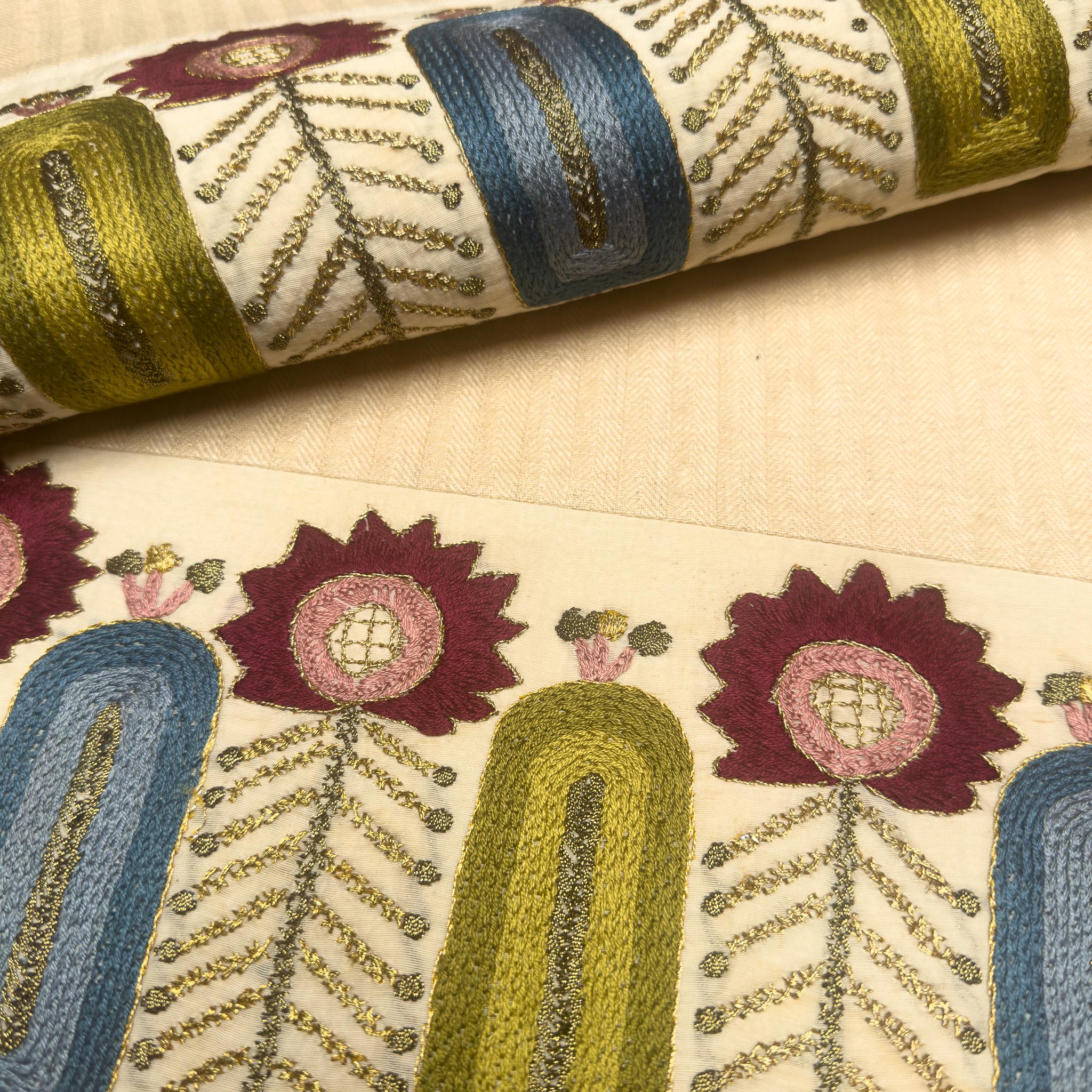 La parte anteriore di ogni cuscino presenta un pannello finemente ricamato di un asciugamano da cerimonia ottomano dell'inizio del XX secolo, realizzato a mano in seta con ricami in seta e fili metallici. Il design presenta motivi floreali