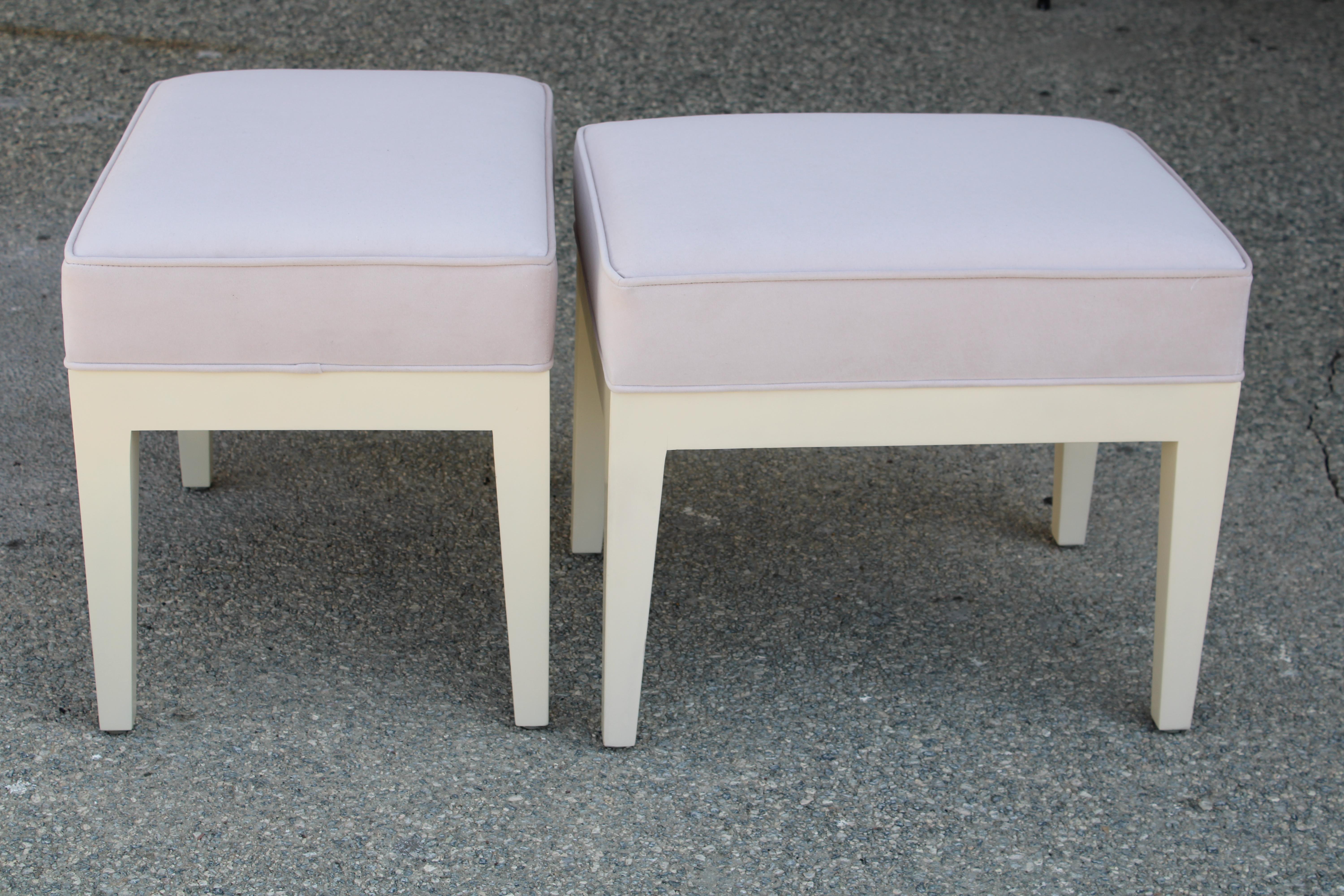 Coppia di pouf disegnati da Philippe Starck per il Clift Royal Sonesta Hotel, San Francisco, CIRCA, circa 2000.  Gli ottomani sono stati rivestiti professionalmente.  L'ottomana misura 21,5