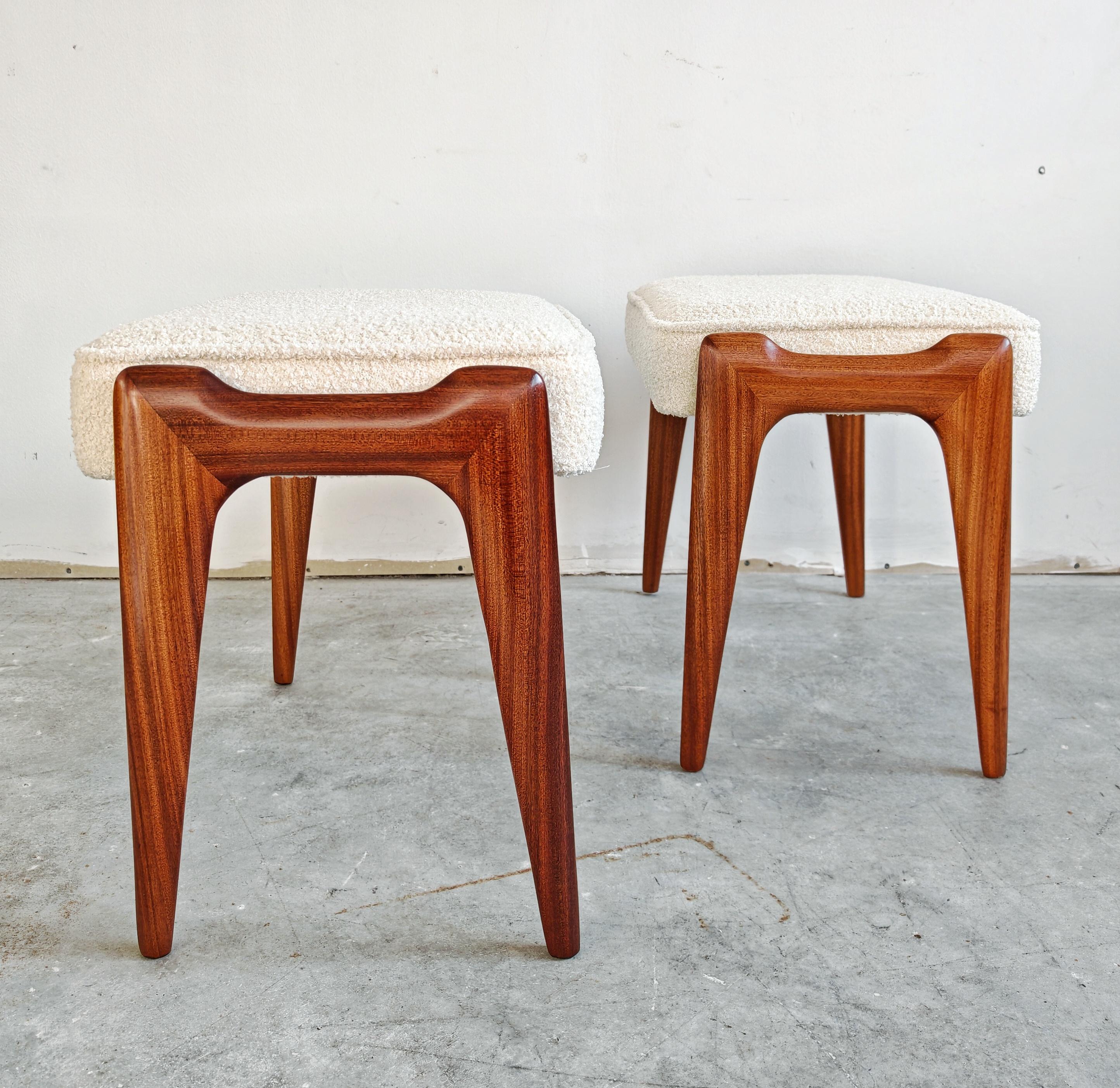 Pair of Ottomans in solid mahogany and off-white boucle, designed by Ico Parisi For Sale 3