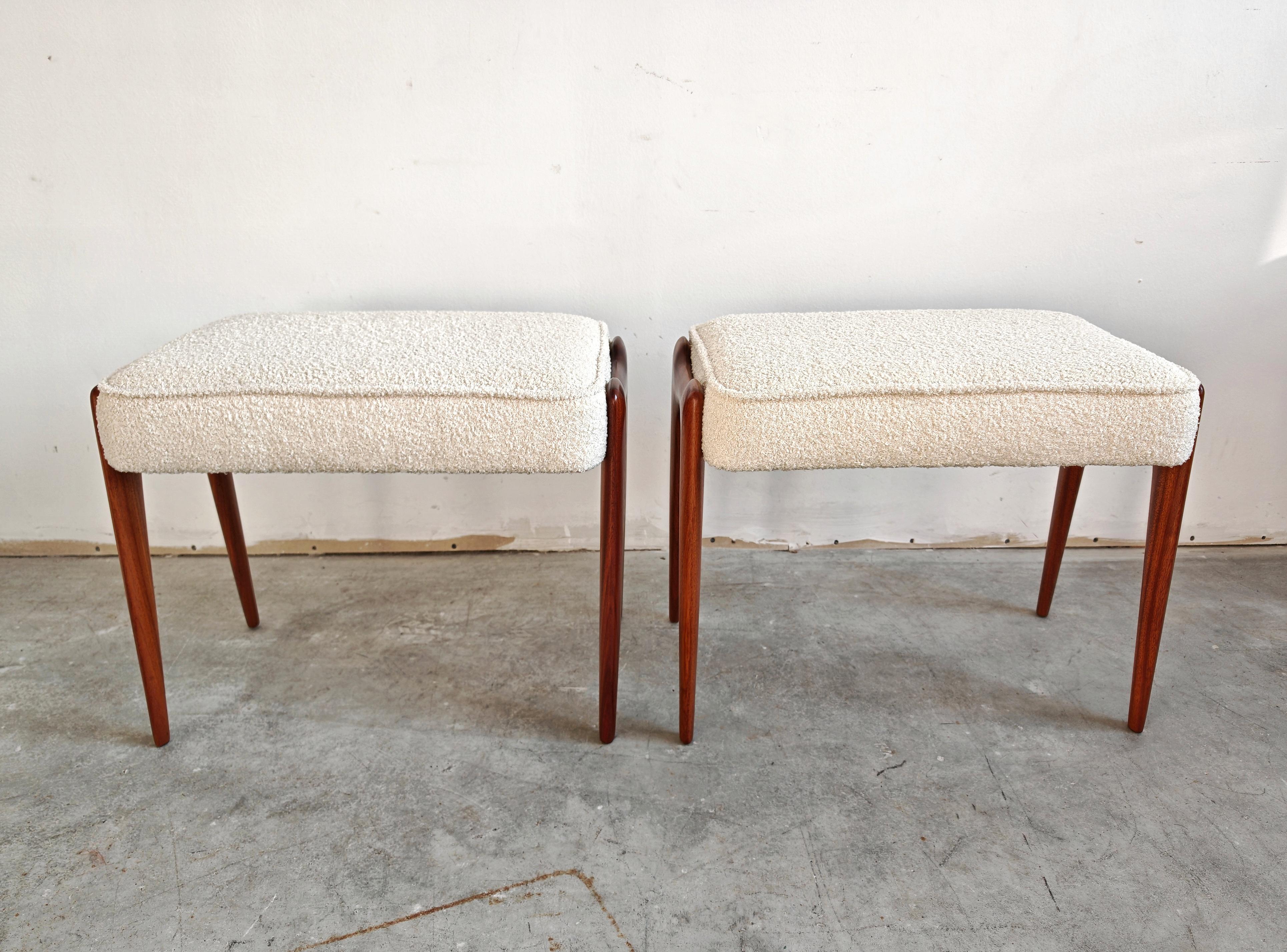 Italian Pair of Ottomans in solid mahogany and off-white boucle, designed by Ico Parisi For Sale