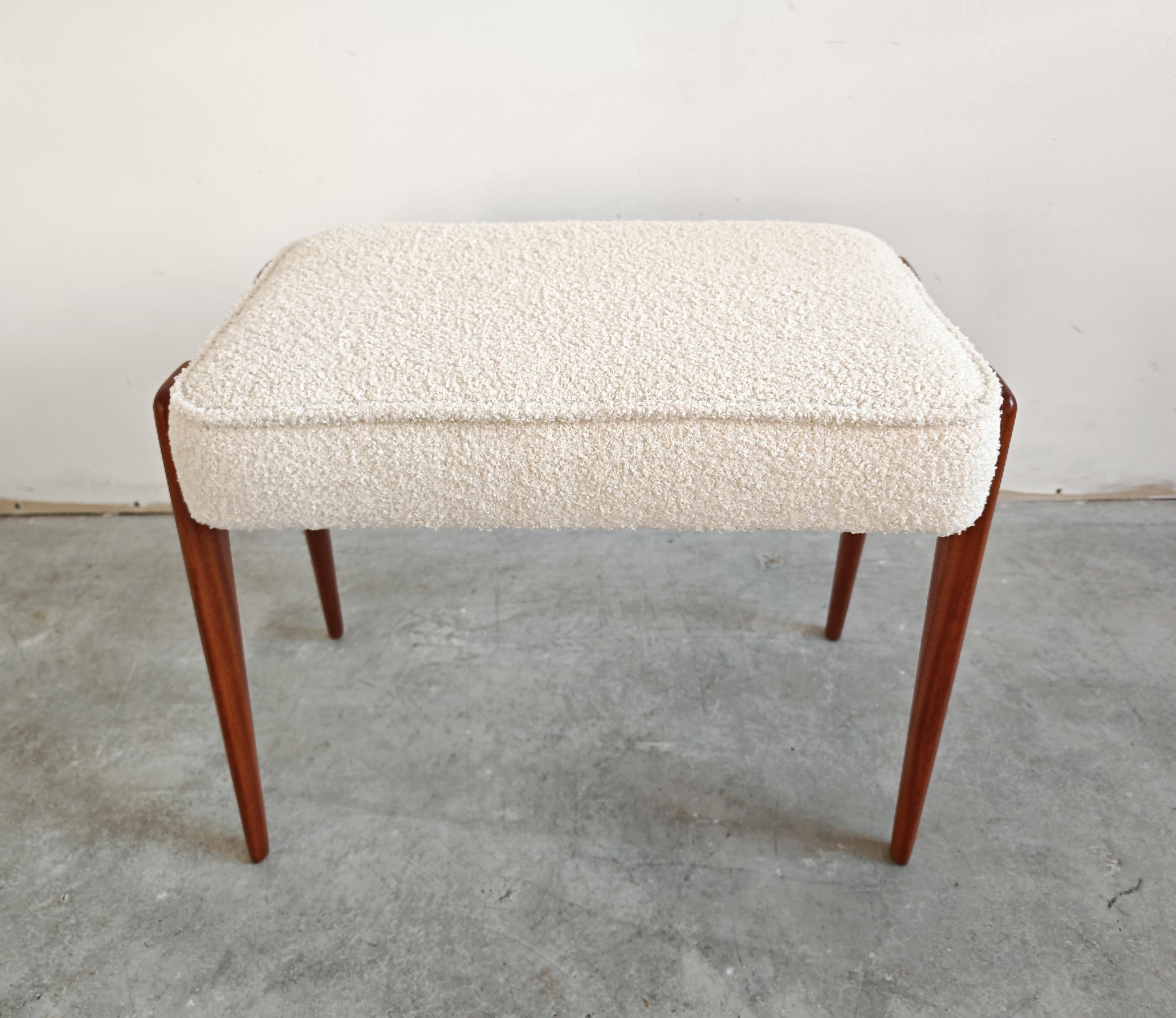 Pair of Ottomans in solid mahogany and off-white boucle, designed by Ico Parisi In Excellent Condition For Sale In Beograd, RS