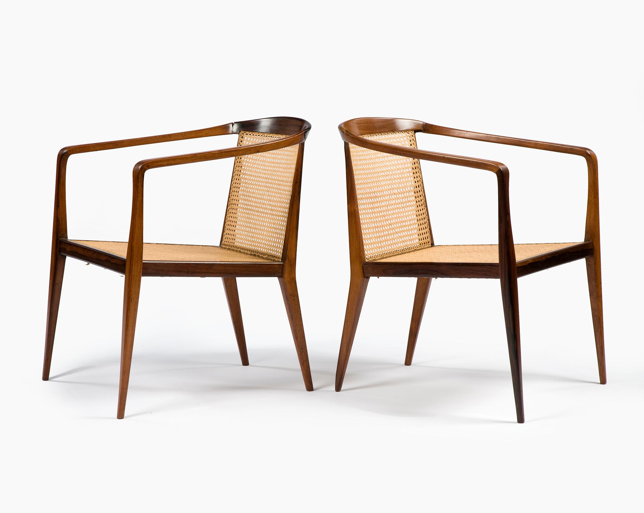 Paire de chaises longues en bois de caviona avec assise et dossier en rotin. Conçu par John Graz, Brésil, années 1960. (Siège : 14.75