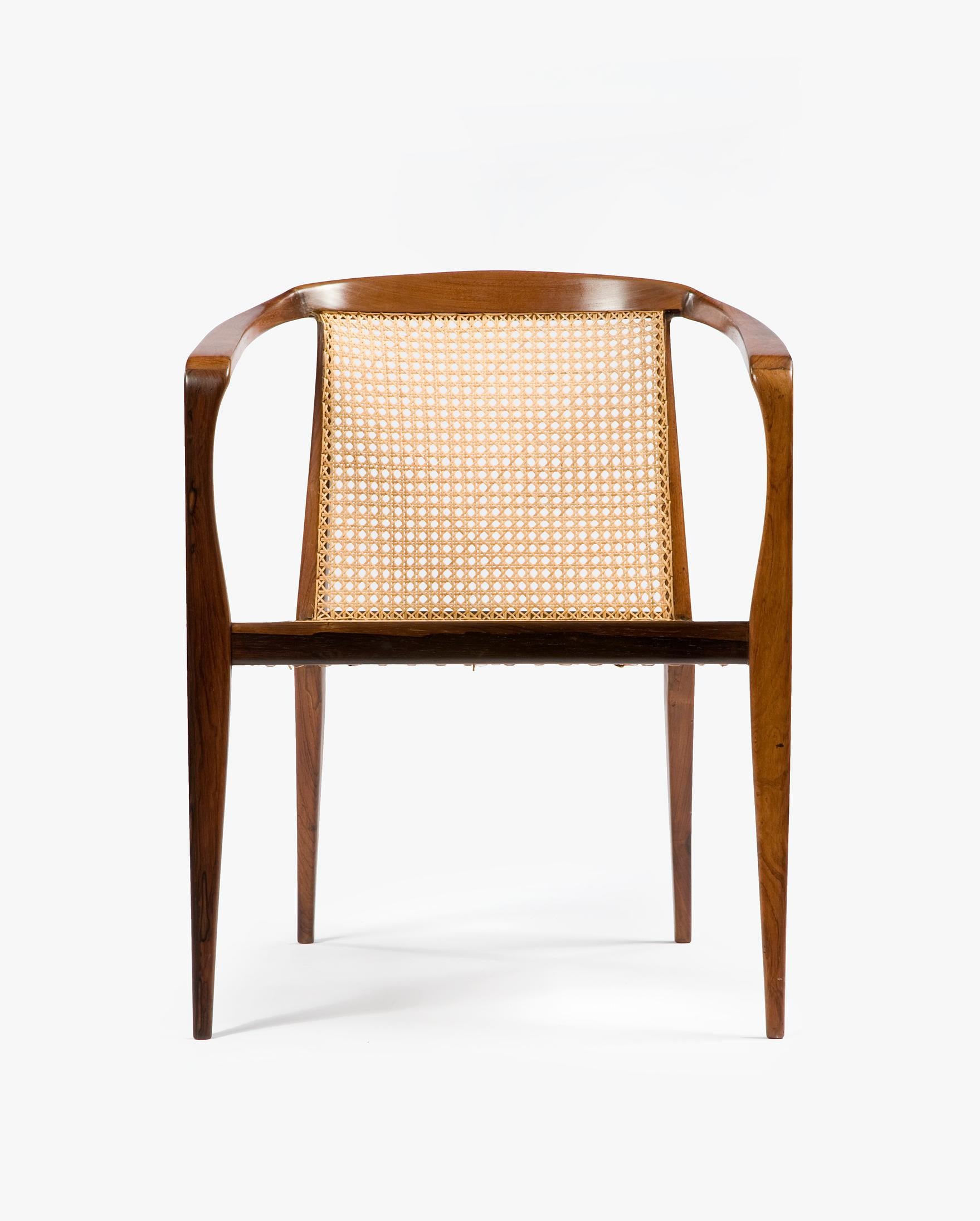 Moderne Paire de chaises longues en bois de Caviona avec assise et dossier en rotin par John Graz, années 1960
