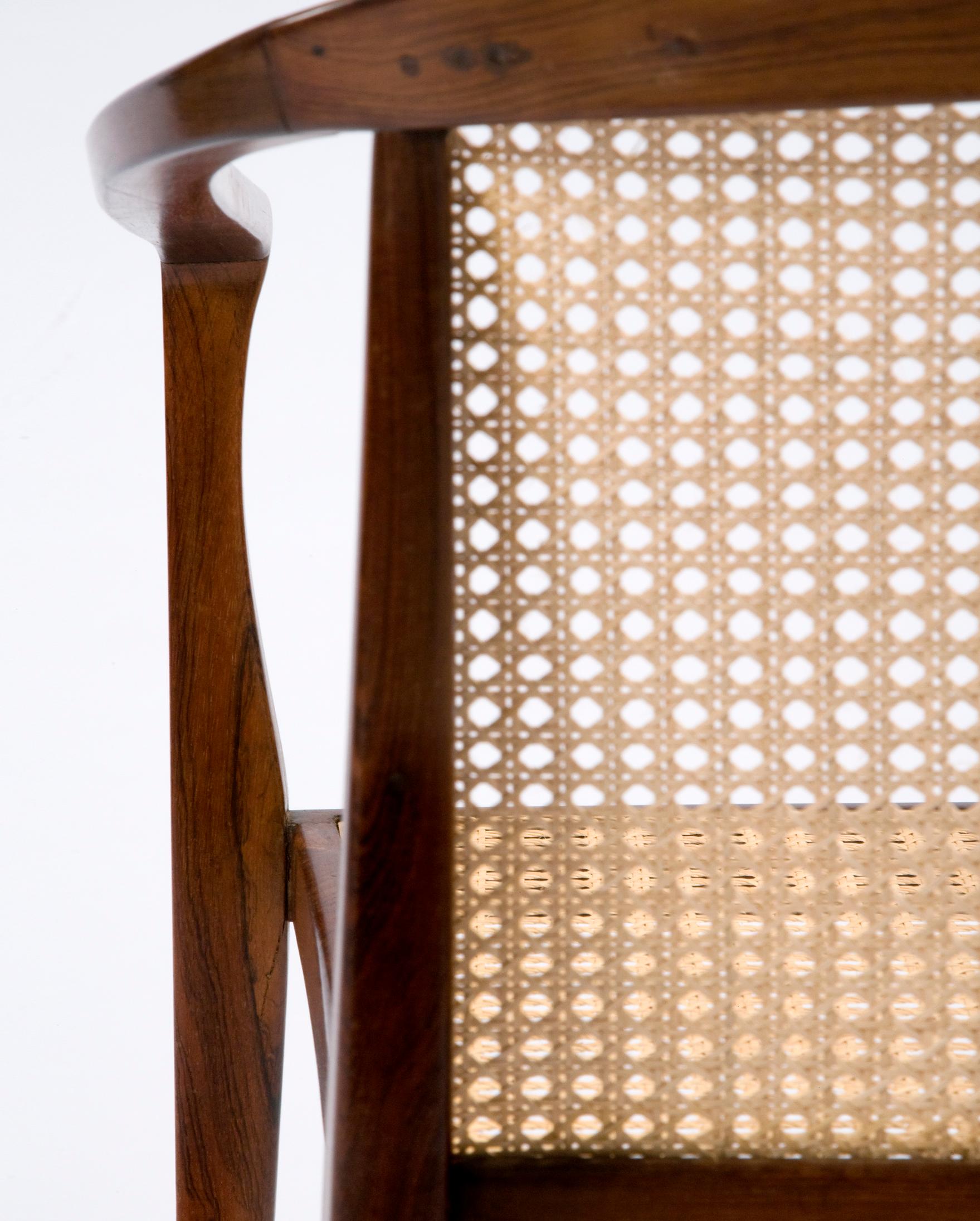 Brésilien Paire de chaises longues en bois de Caviona avec assise et dossier en rotin par John Graz, années 1960