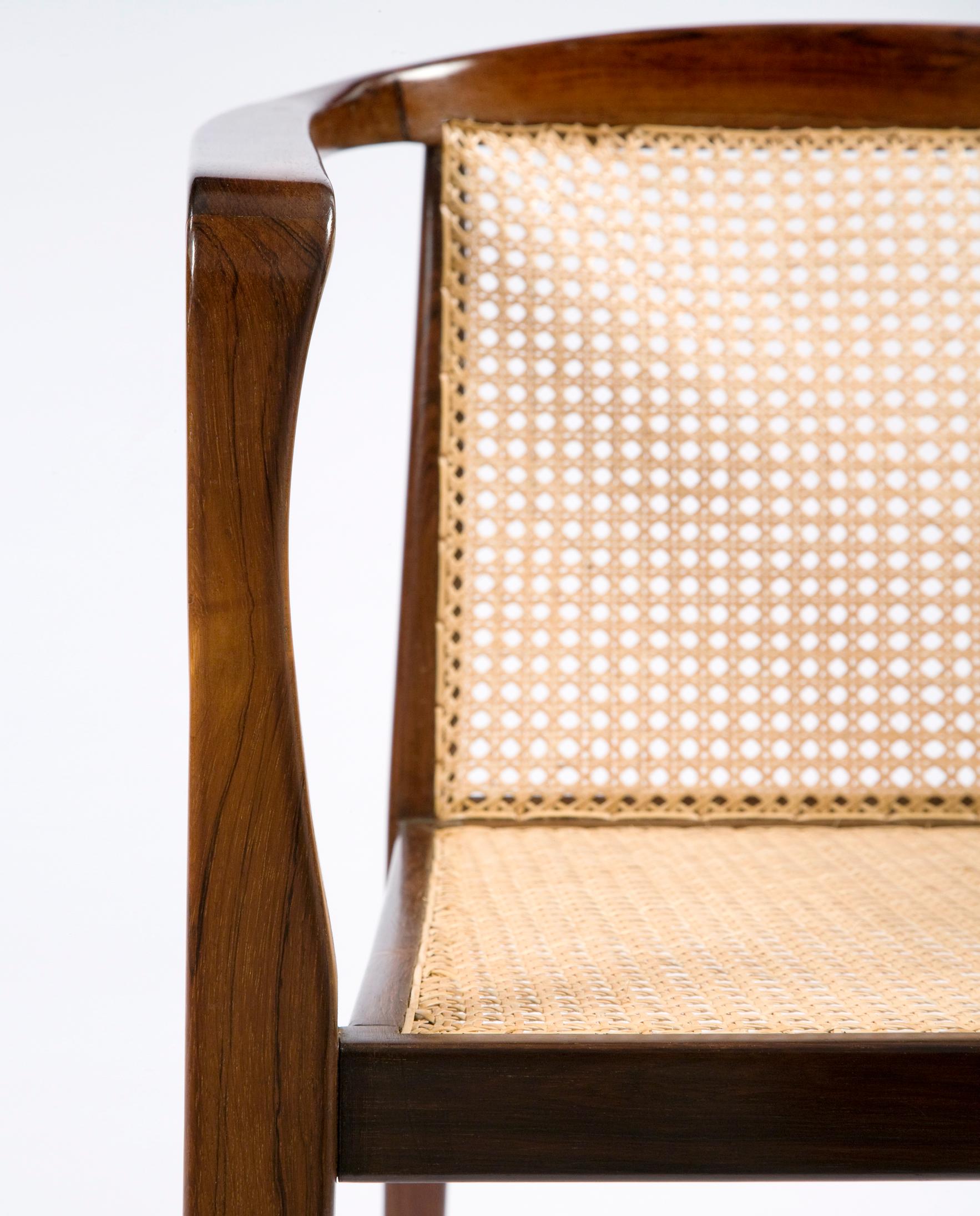 Paire de chaises longues en bois de Caviona avec assise et dossier en rotin par John Graz, années 1960 Excellent état à New York, NY