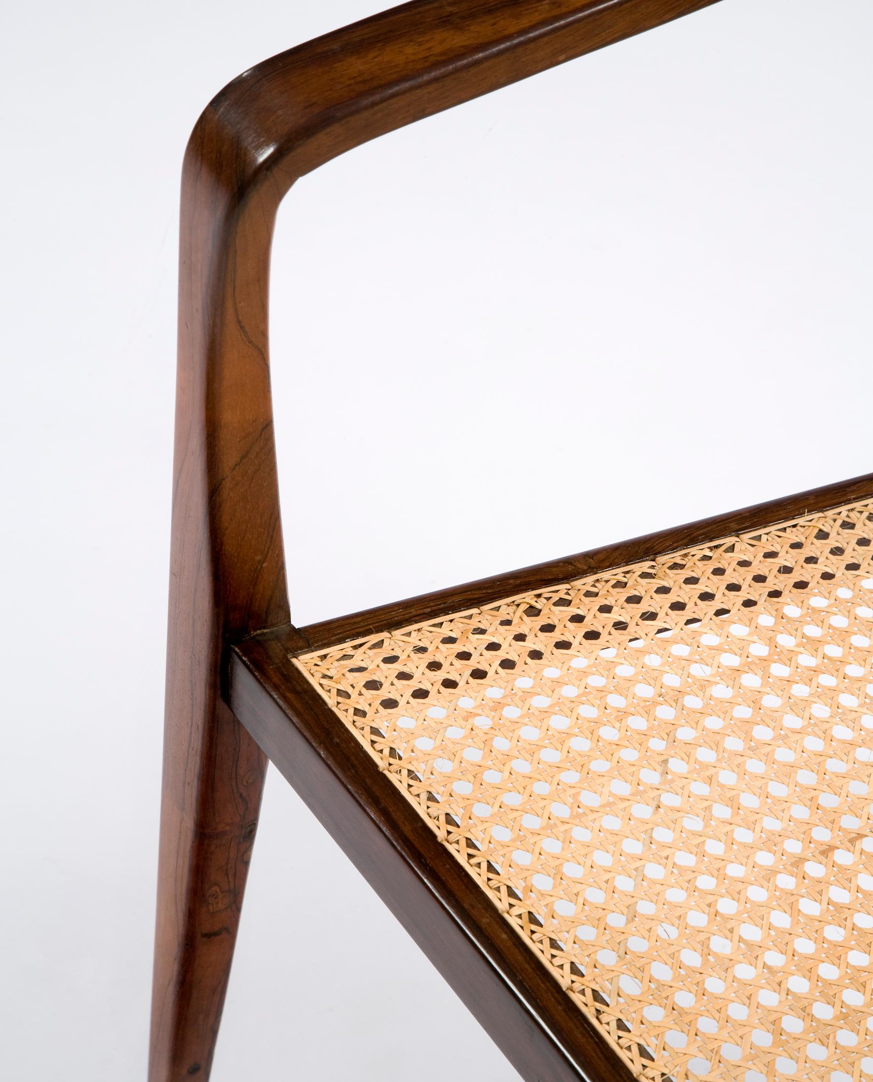 Milieu du XXe siècle Paire de chaises longues en bois de Caviona avec assise et dossier en rotin par John Graz, années 1960