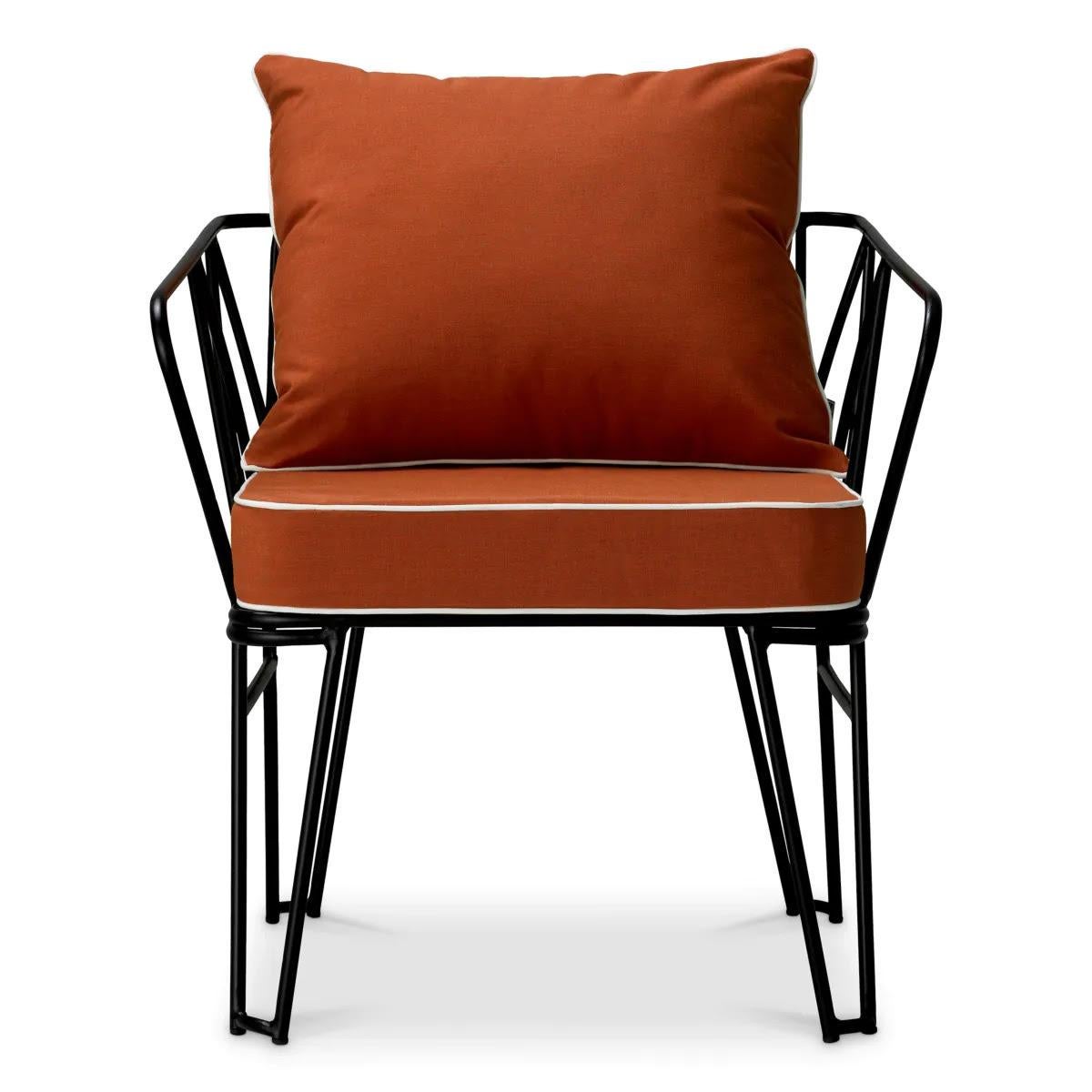 Français Paire de chaises d'extérieur, finition noire, tissu orange. en vente