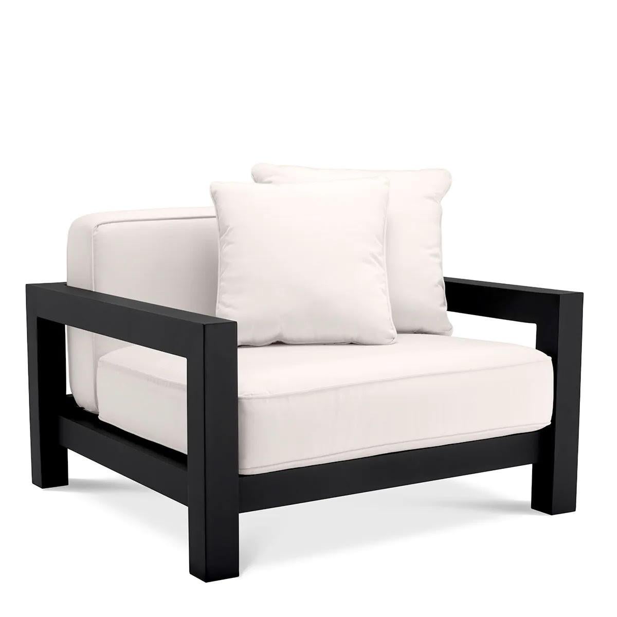 Pareja de sillas de exterior, acabado negro, lona Sunbrella, estructura de aluminio.

Distinguida por su diseño elegante y sus líneas sencillas, esta silla añade un toque contemporáneo a tu decoración de exterior.
Este lujoso sofá está fabricado en