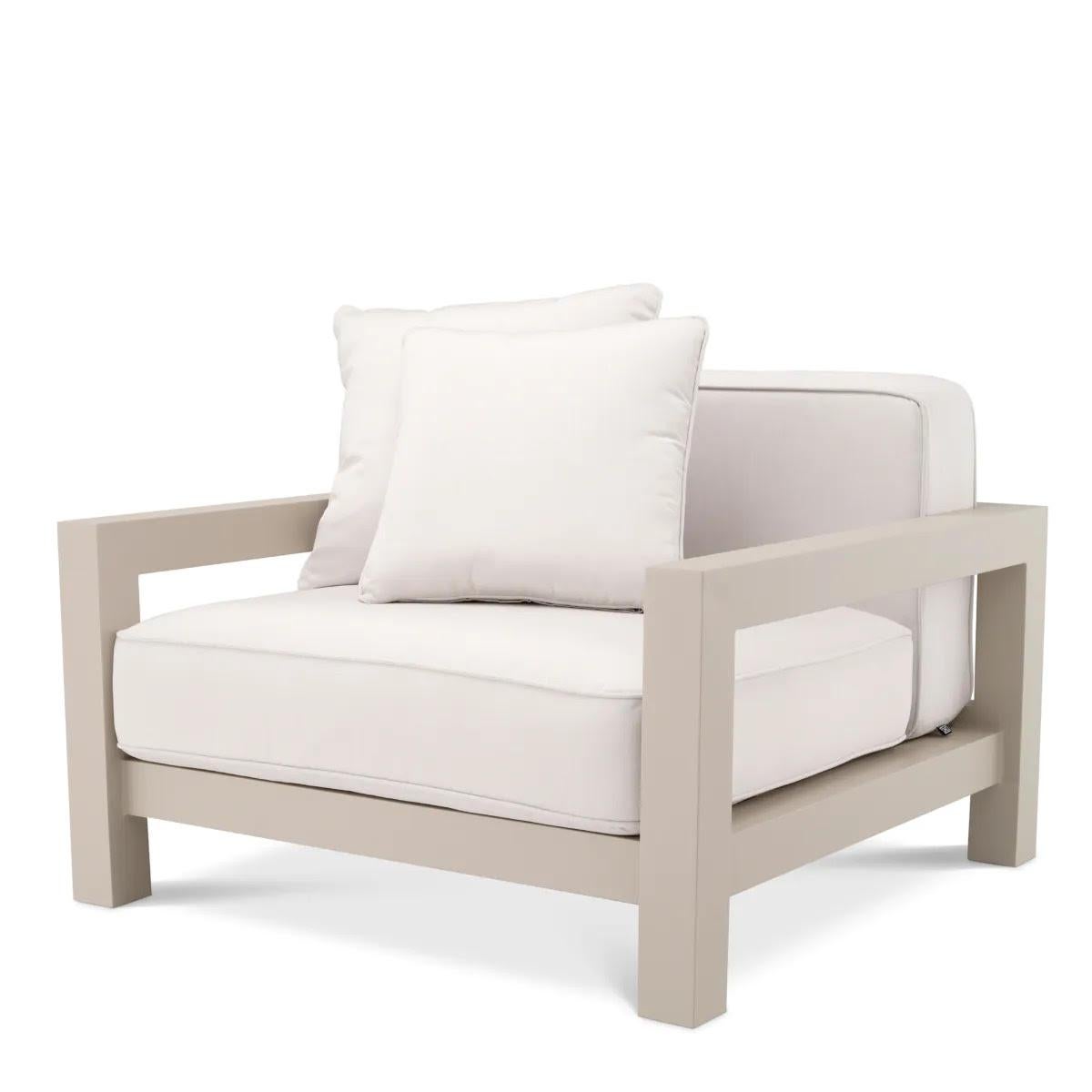 Coppia di sedie da esterno, finitura sabbia, tela Sunbrella, struttura in alluminio.

Caratterizzata da un design elegante e da linee semplici, questa sedia dona un tocco contemporaneo al tuo arredamento da esterno.
Questo lussuoso divano è