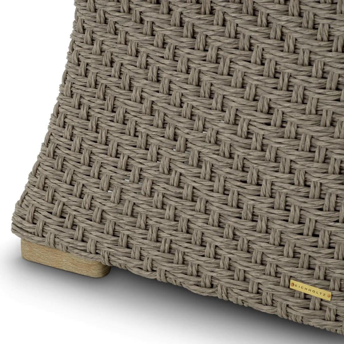 XXI secolo e contemporaneo Coppia di sedie da esterno in finto rattan intrecciato, colore viola sabbia. in vendita