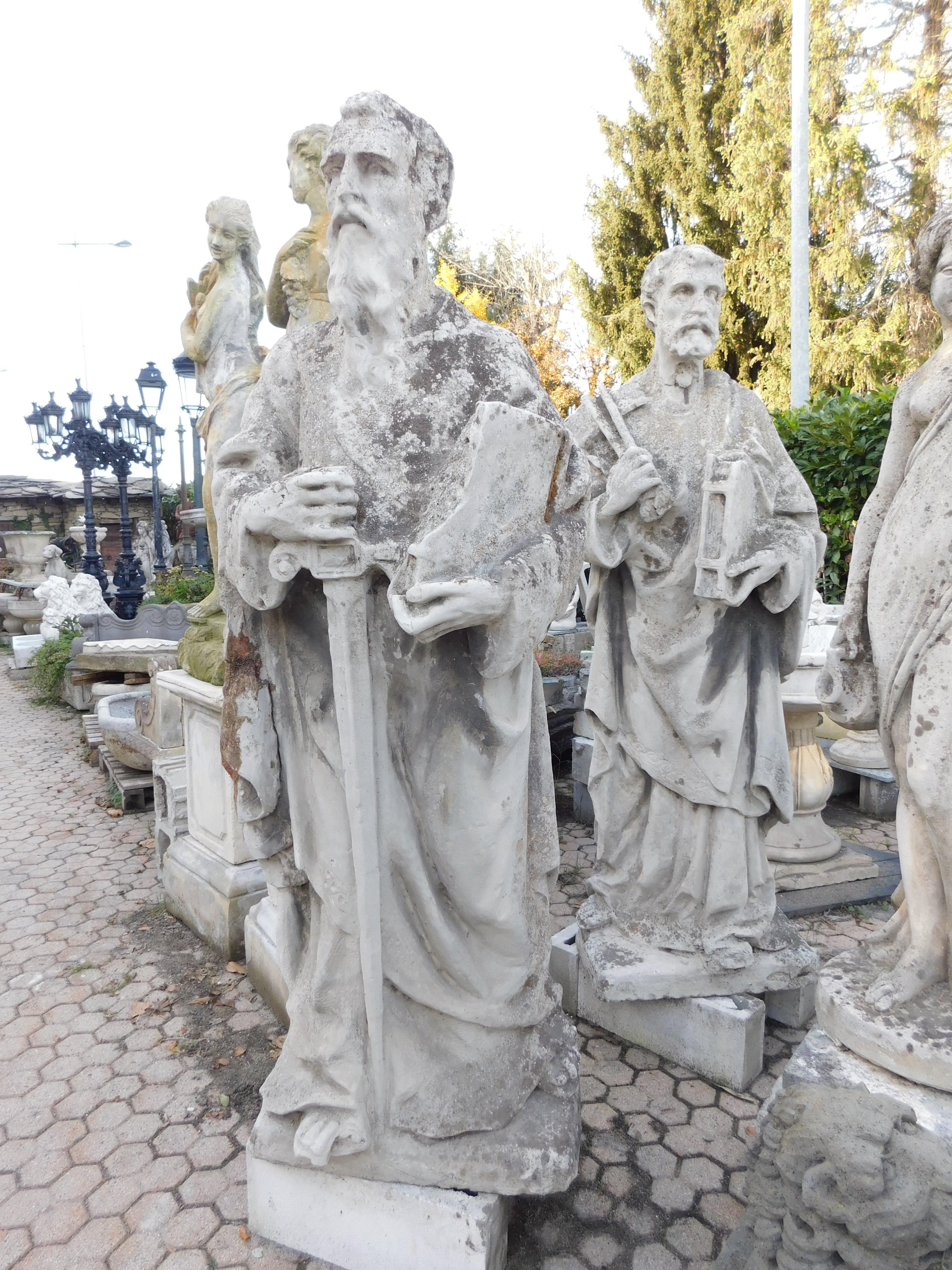 Ancienne paire de statues d'extérieur ou de jardin, en béton, statues de Saint Peters et Saint Paul, construites en Italie au début du 20ème siècle, très belles et pittoresques, convenant aussi bien à l'intérieur qu'à l'extérieur.
Ils mesurent