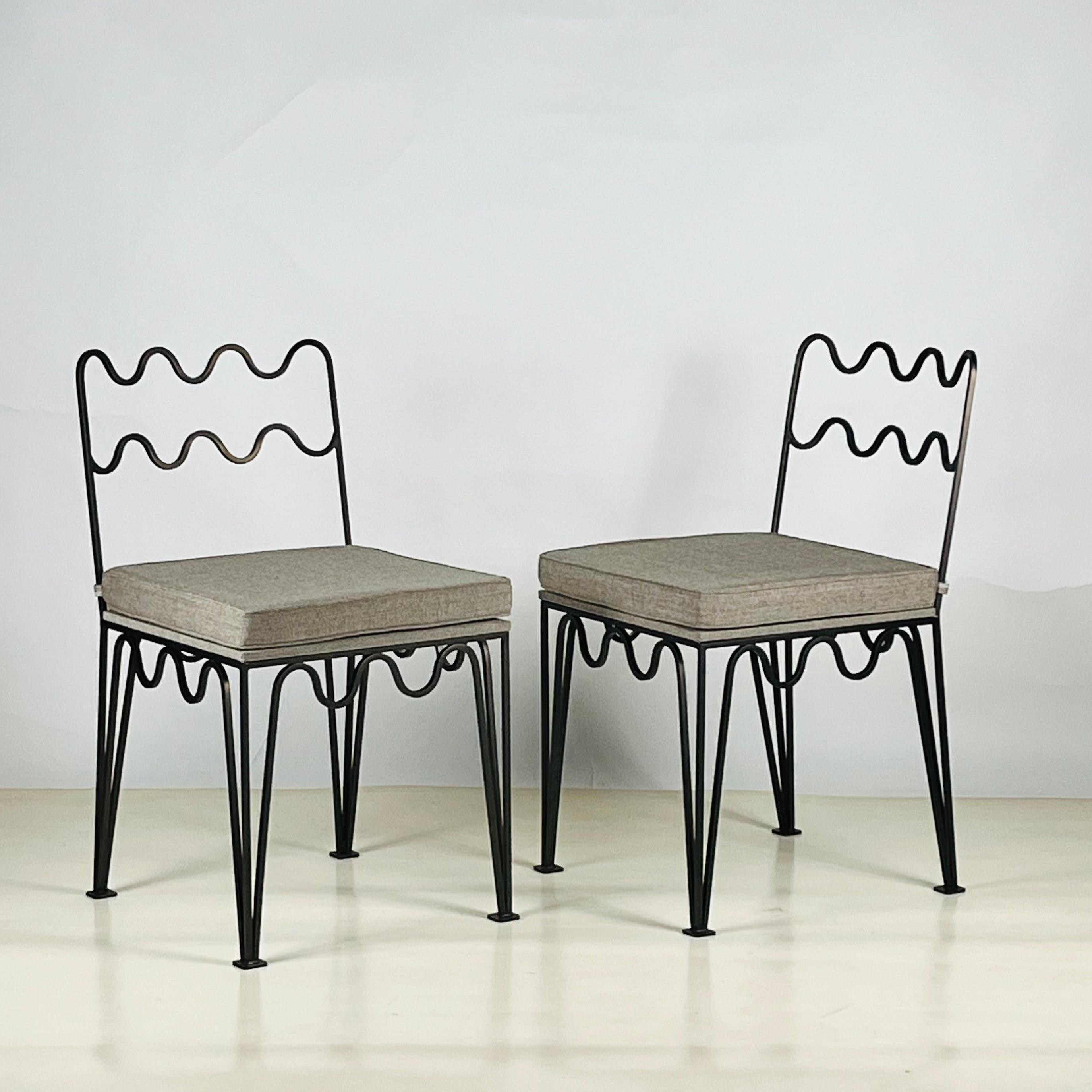 Sillas Méandre™ de bronce oscuro de DESIGN FRÈRES, con tapicería gris piedra. 

Fabricado con tejido, espuma y base de asiento de madera, todos ellos aptos para uso en exteriores.   