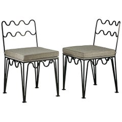 Ein Paar Stühle 'Méandre' aus dunkler Bronze für den Außenbereich in Steingrau von Design Frères