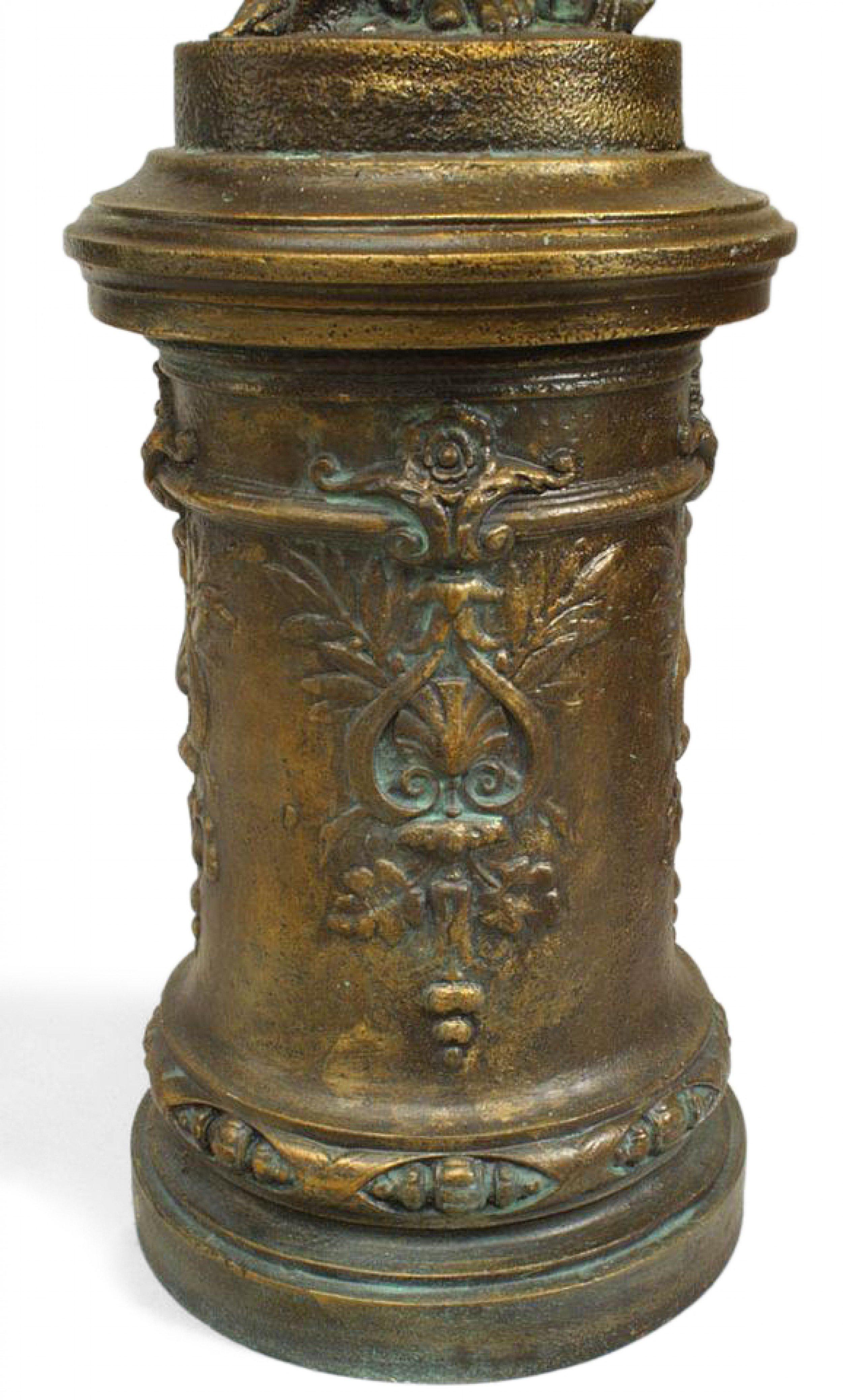 Pareja de estatuillas femeninas griegas de hierro para exteriores Biedermeier en venta