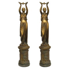 Paire de statues de figures féminines grecques en fer d'extérieur