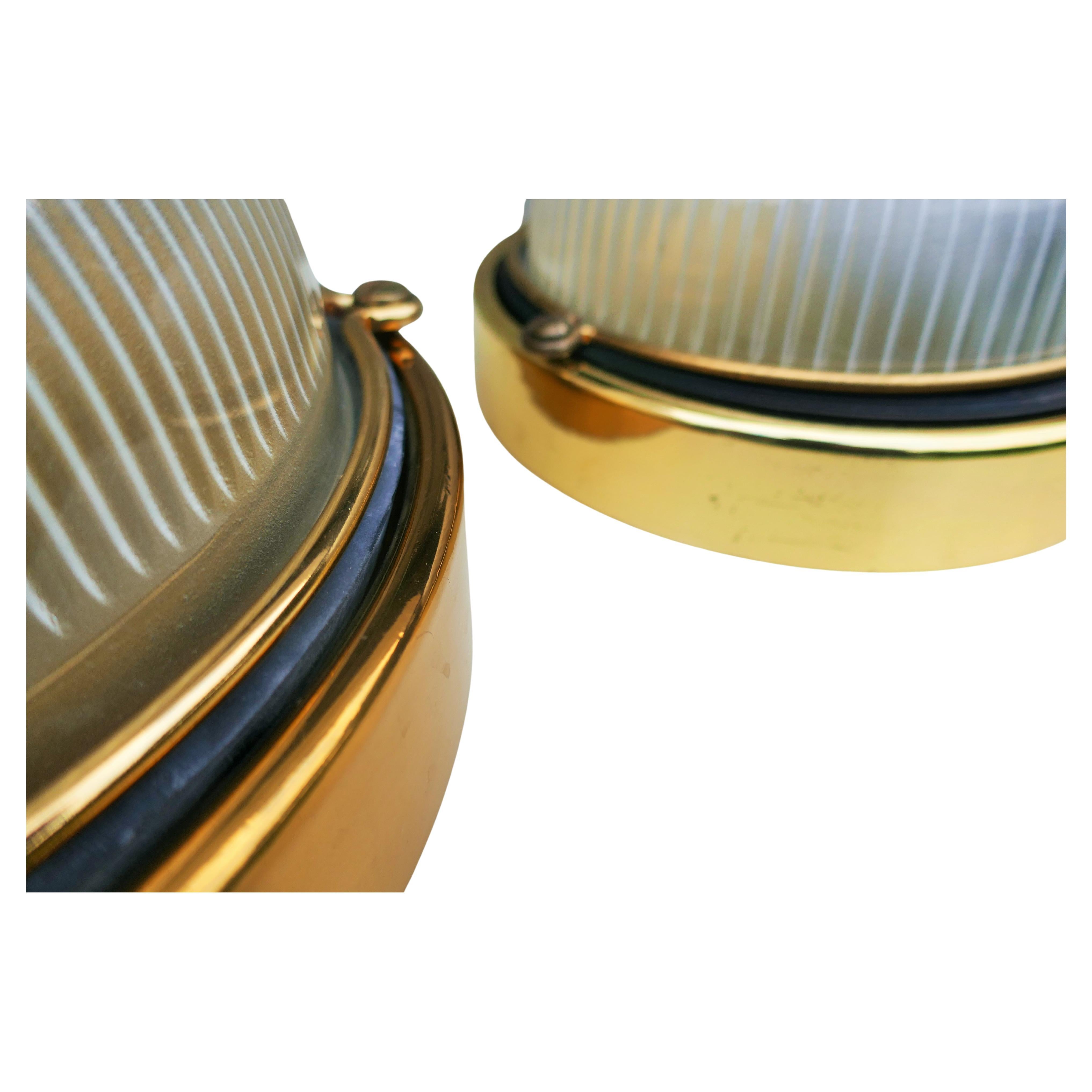 Moderno Coppia di lampade da esterno in ottone e vetro in vendita