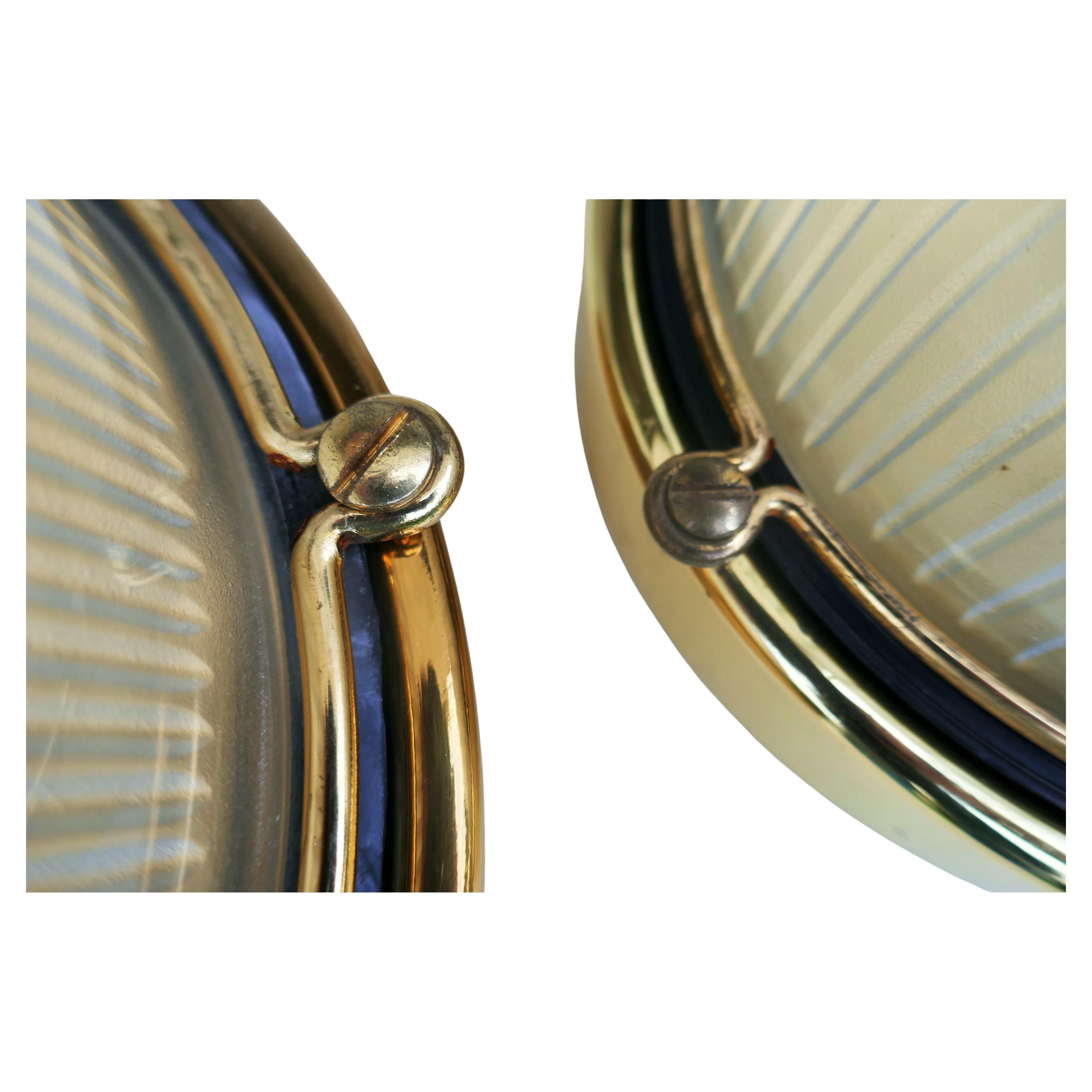 Italiano Coppia di lampade da esterno in ottone e vetro in vendita