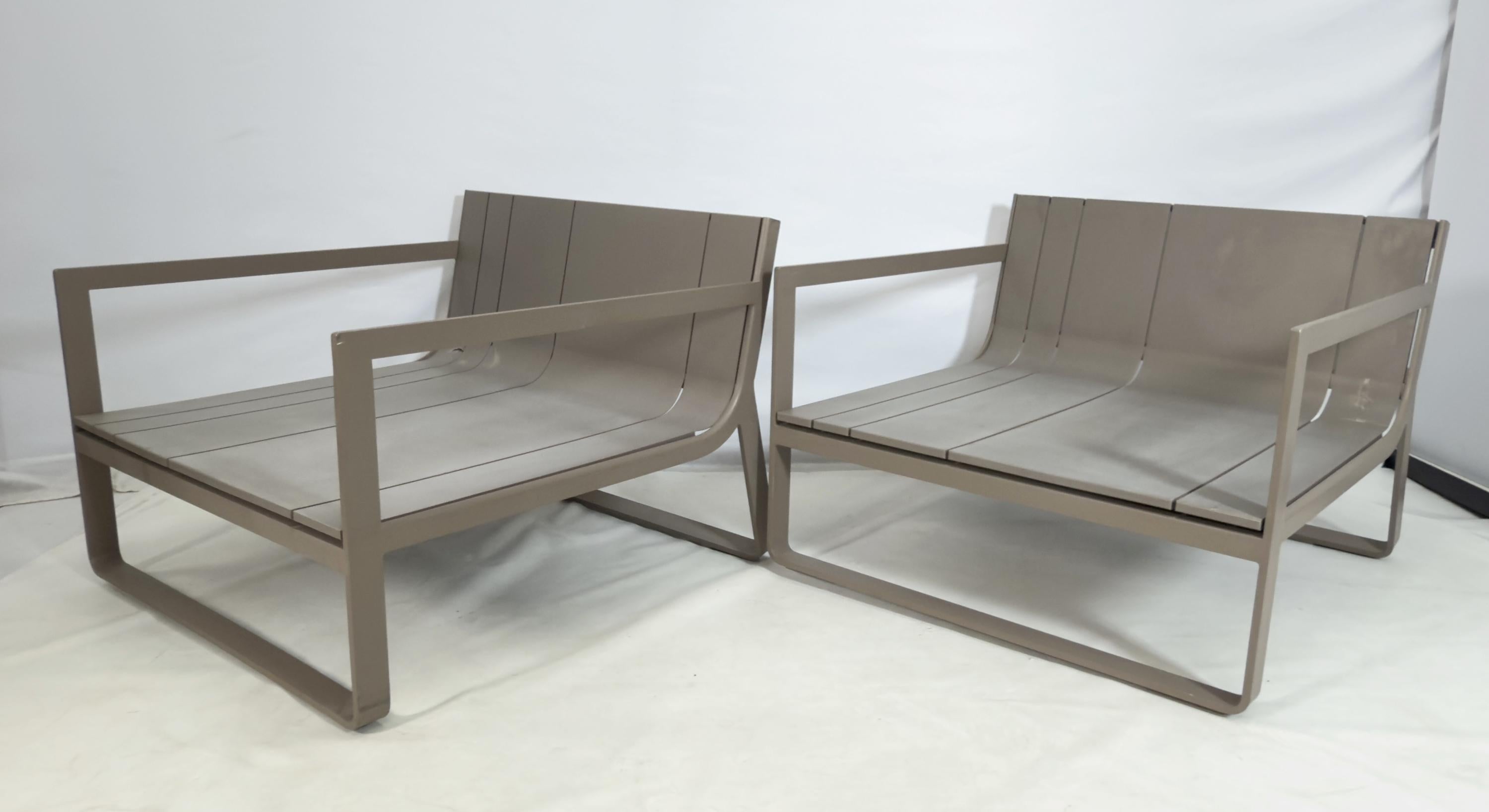 Diseñada por Mario Ruiz para GandiaBlasco, esta pareja de tumbonas de exterior refleja un refinado equilibrio de minimalismo moderno y durabilidad funcional. Construidas con armazones de aluminio con recubrimiento de polvo en acabado topo, las