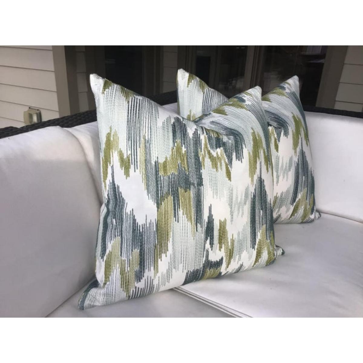 Moderno Coppia di cuscini in tessuto ricamato Outrageous From Fabrice in vendita