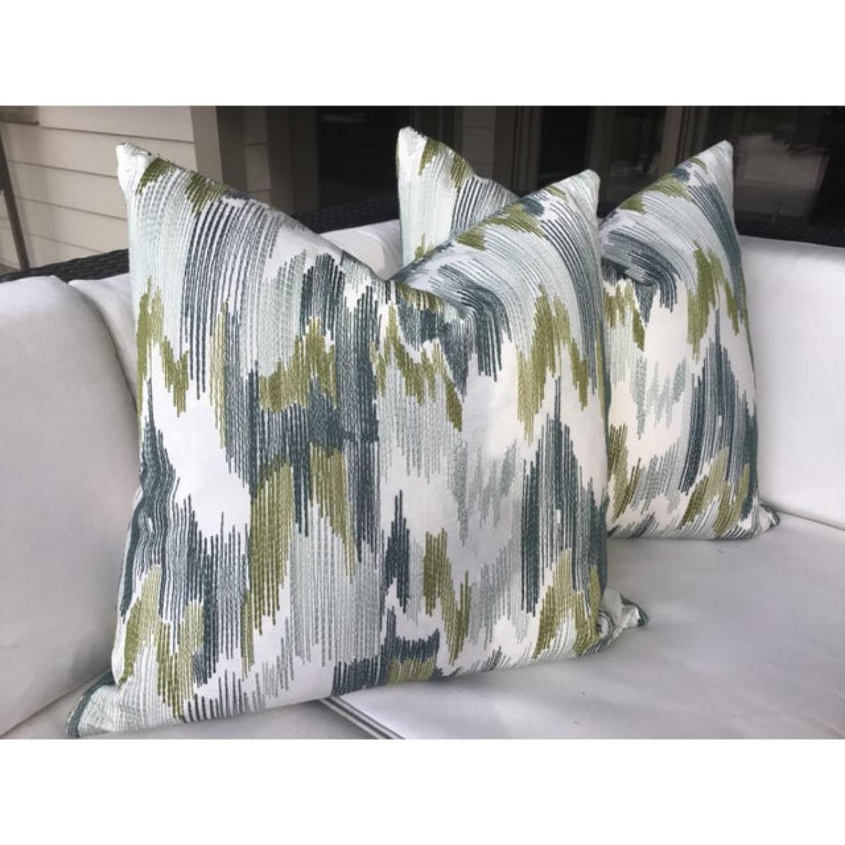 Americano Coppia di cuscini in tessuto ricamato Outrageous From Fabrice in vendita