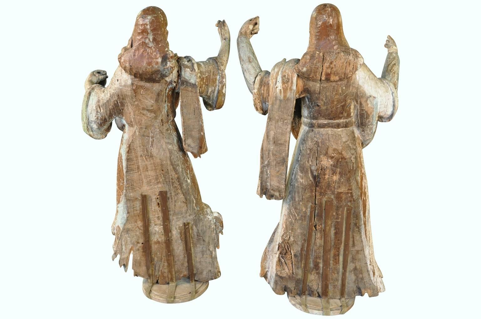 Pareja de extraordinarias estatuas italianas policromadas de músicos del siglo XVII en venta 5