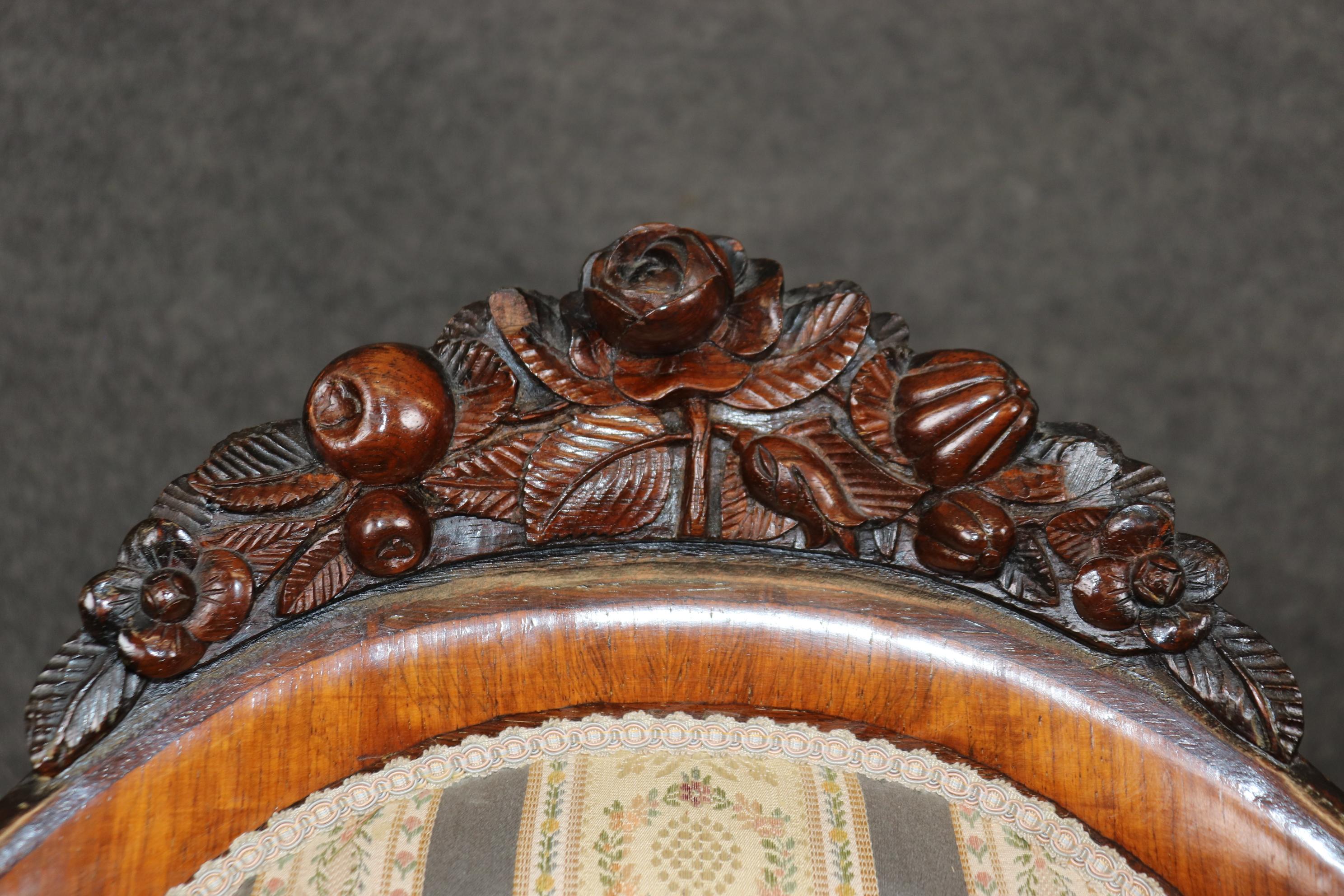 Se trata de un fantástico par de sillas de salón de palisandro muy limpias, hechas de palisandro laminado y talladas con flores en las crestas. La tapicería es nueva y está en buen estado, con pequeños signos de desgaste. Mide 38 de alto x 18 de