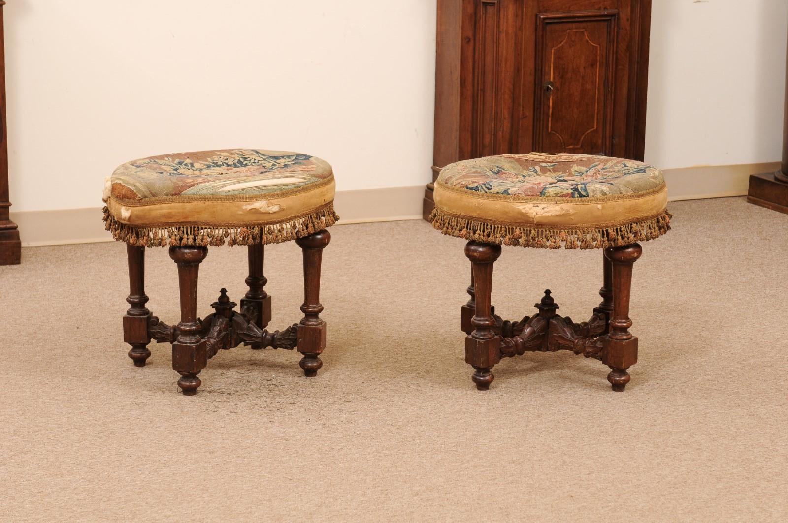 Pair of Oval 18th Century Italian Walnut Benches with Turned Legs  In Good Condition For Sale In Atlanta, GA