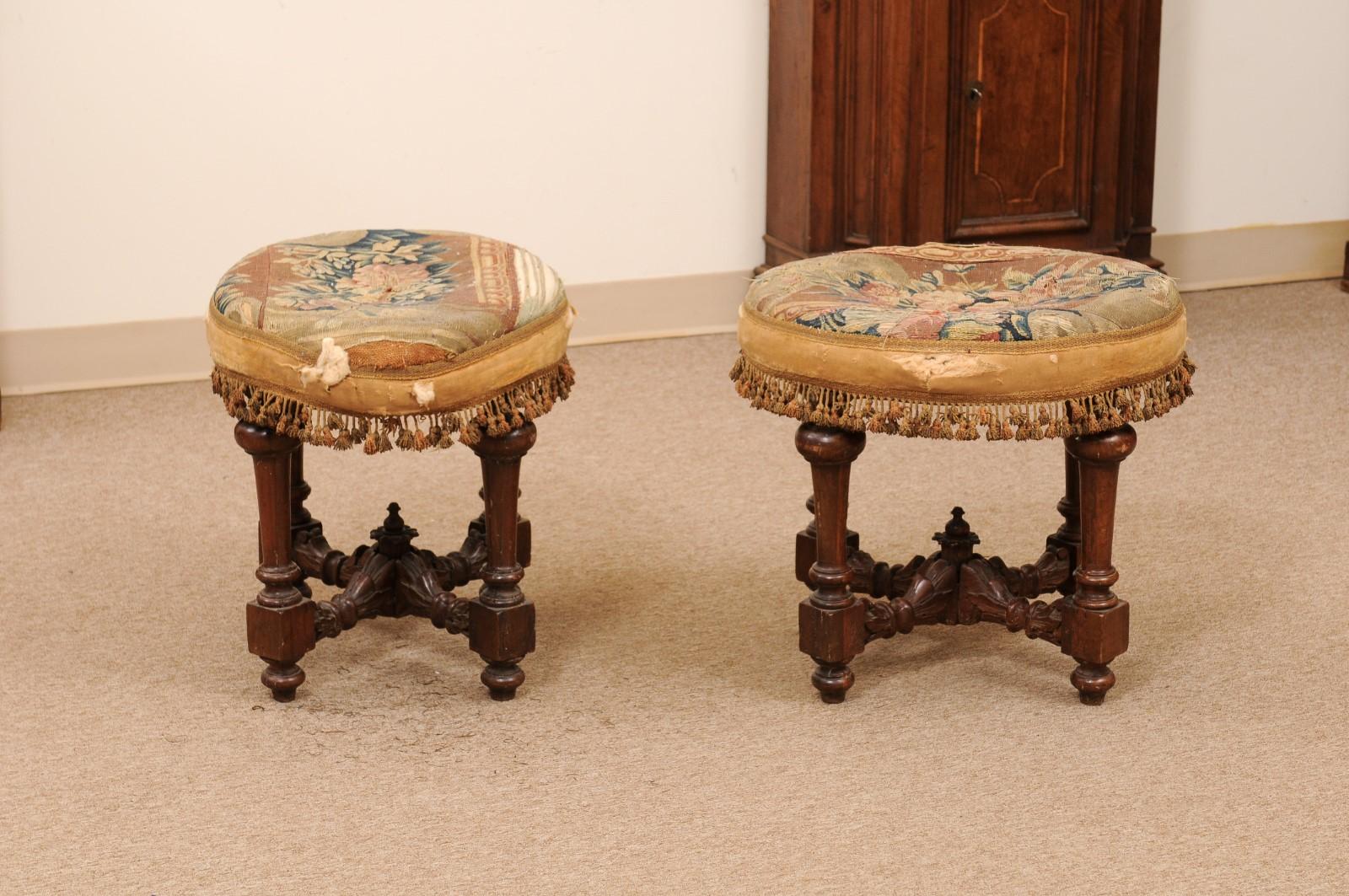 Pair of Oval 18th Century Italian Walnut Benches with Turned Legs  For Sale 2