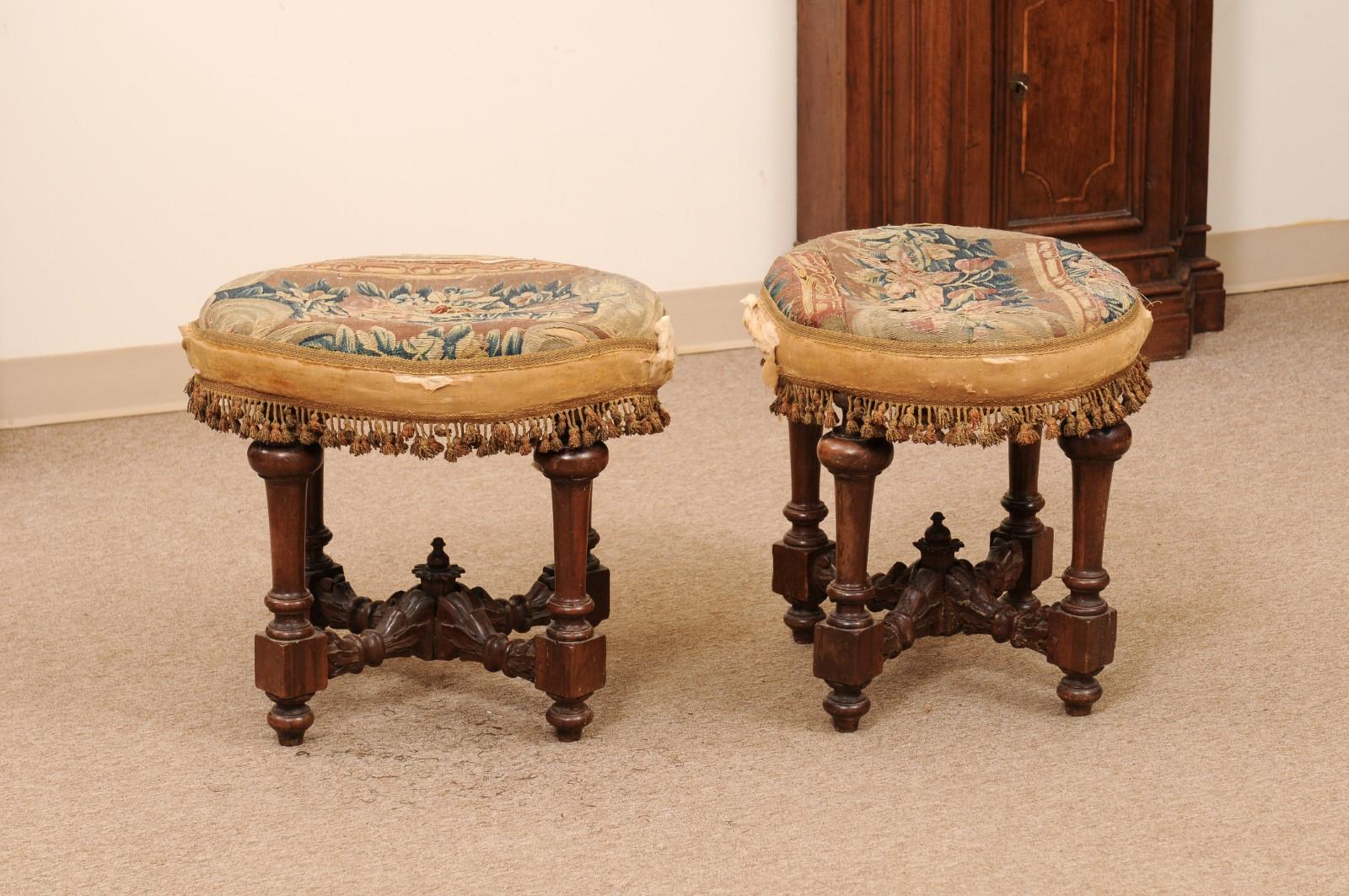 Pair of Oval 18th Century Italian Walnut Benches with Turned Legs  For Sale 3