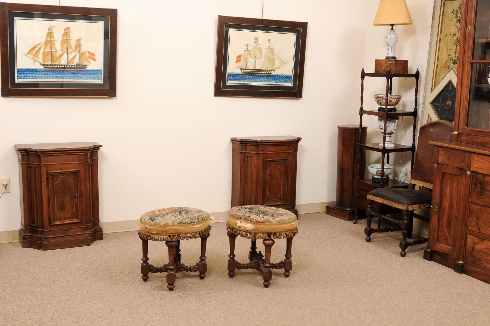 Pair of Oval 18th Century Italian Walnut Benches with Turned Legs  For Sale 4