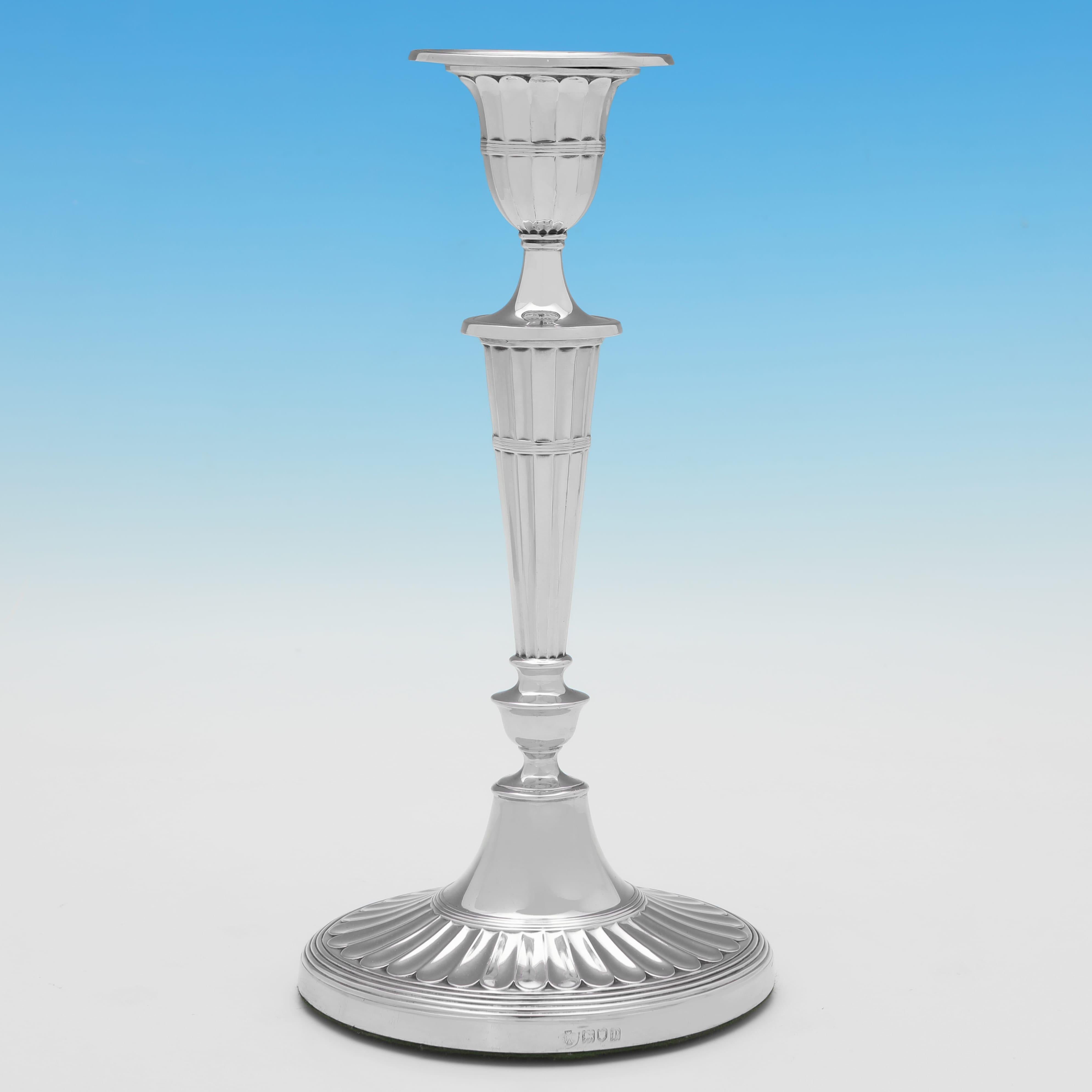 Marchiato a Londra nel 1910 da William Hutton & Sons Ltd. Questa bella coppia di candelieri antichi in argento sterling ha una forma ovale e presenta scanalature incassate, bordi a canne e beccucci rimovibili. Ogni candeliere misura 11,25