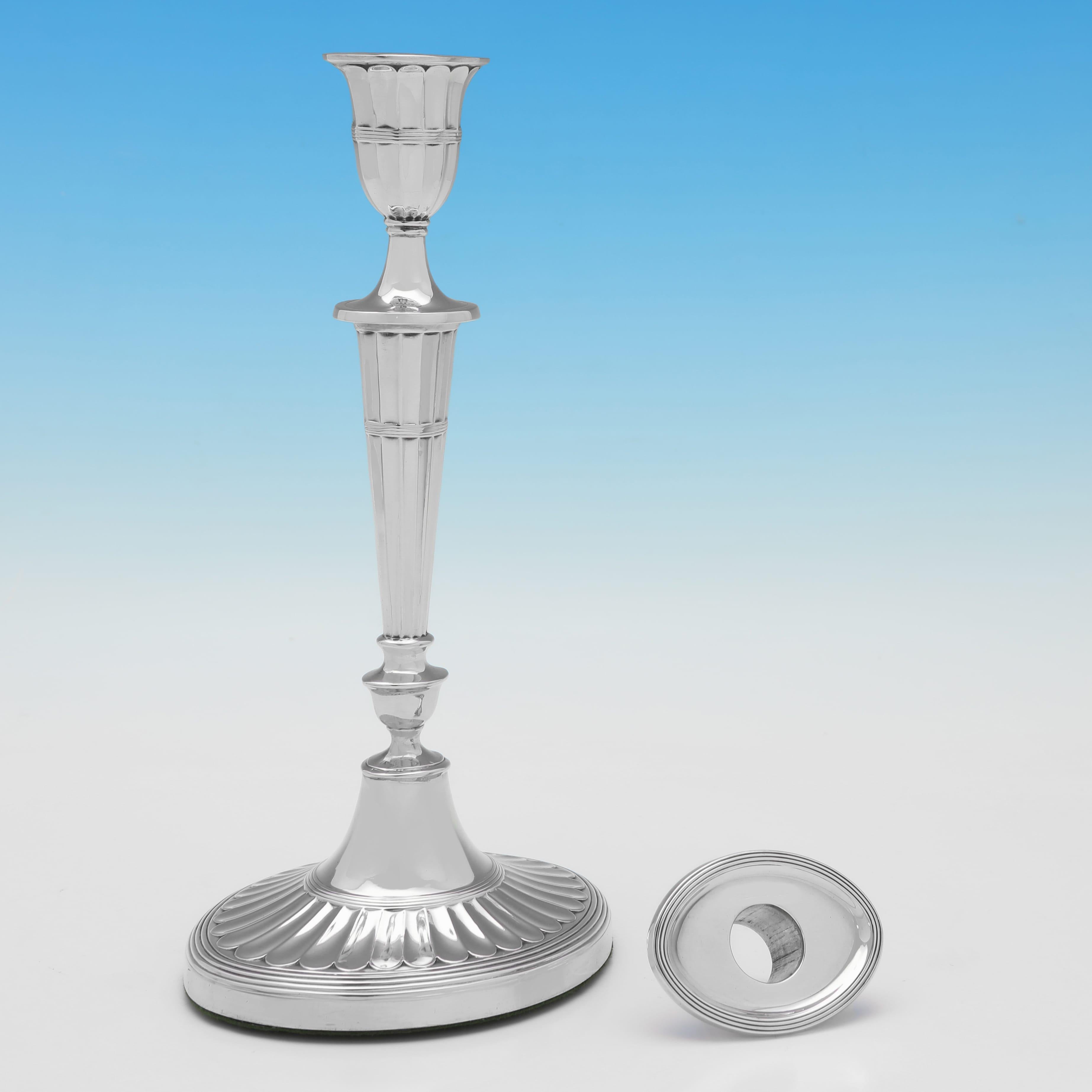 Inglese Coppia di antichi candelieri ovali in argento sterling realizzati a Londra nel 1910 in vendita