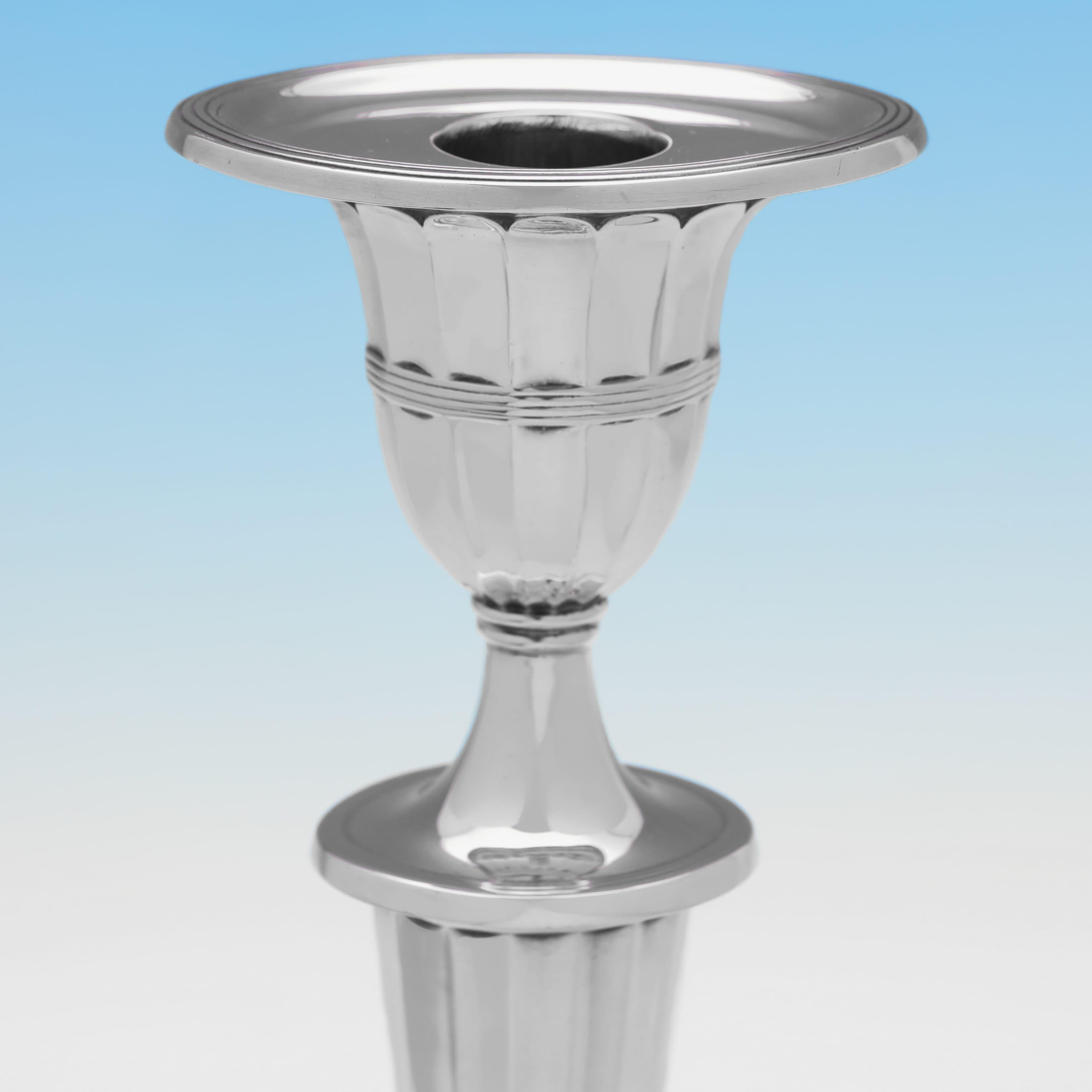 Coppia di antichi candelieri ovali in argento sterling realizzati a Londra nel 1910 In condizioni buone in vendita a London, London