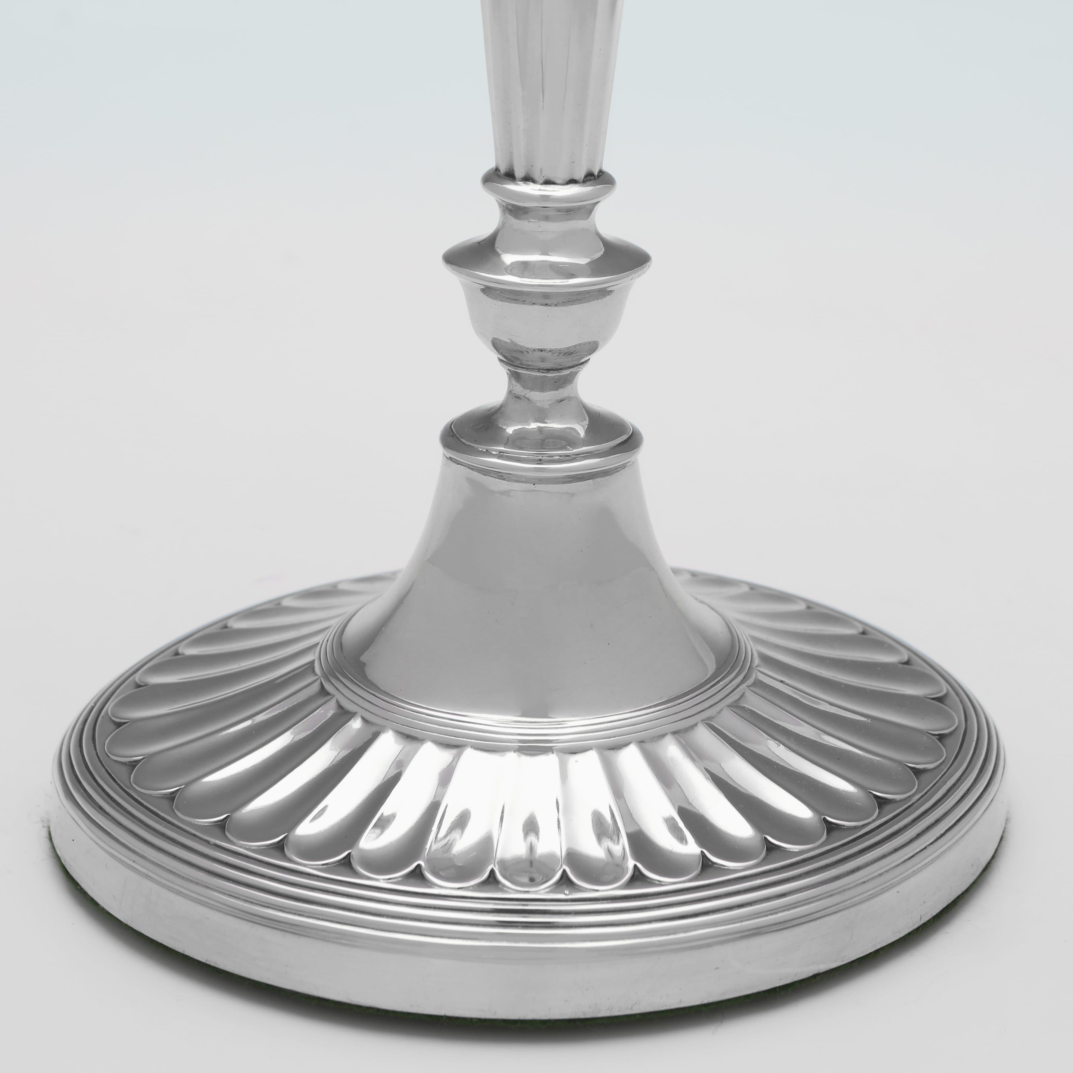 Inizio XX secolo Coppia di antichi candelieri ovali in argento sterling realizzati a Londra nel 1910 in vendita