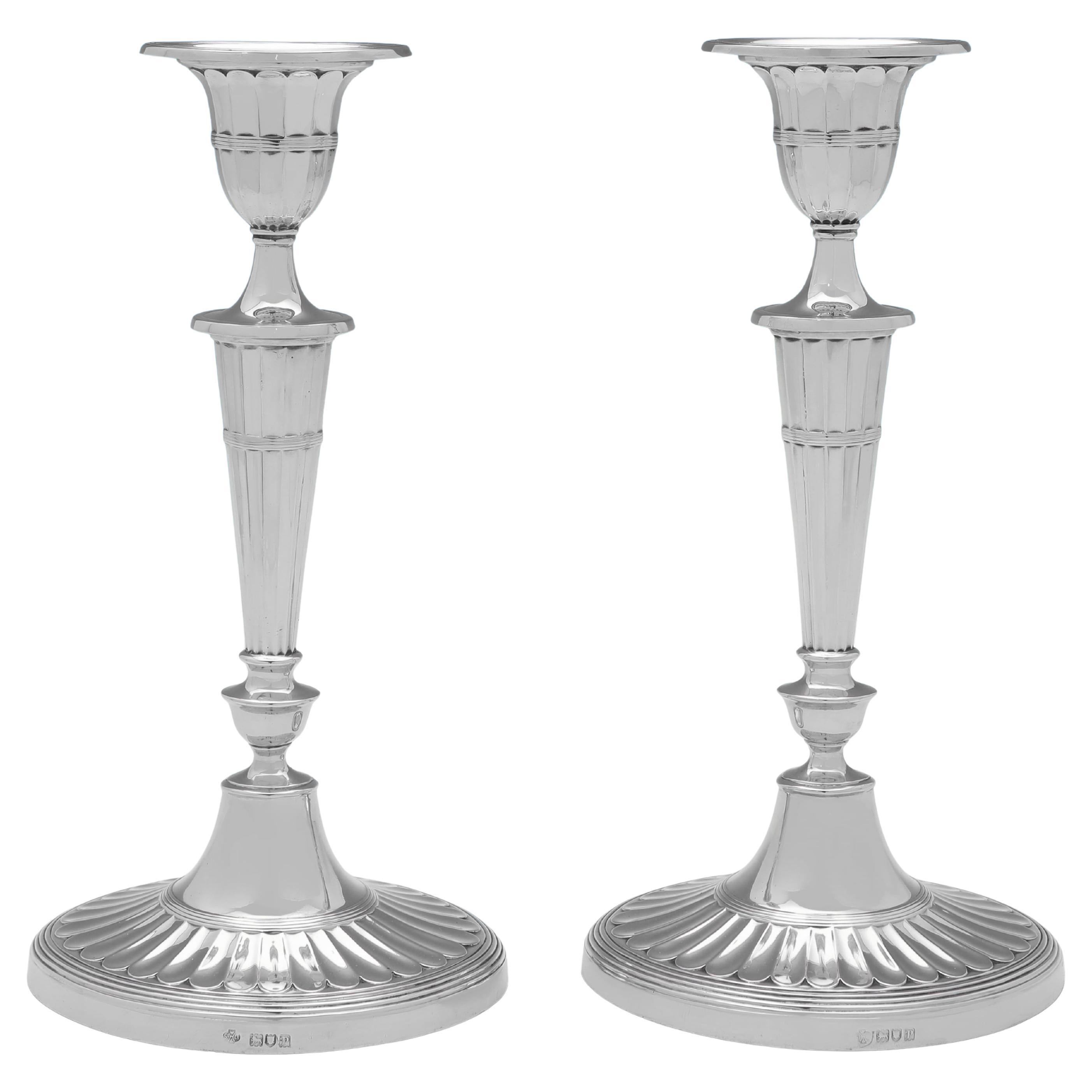 Coppia di antichi candelieri ovali in argento sterling realizzati a Londra nel 1910