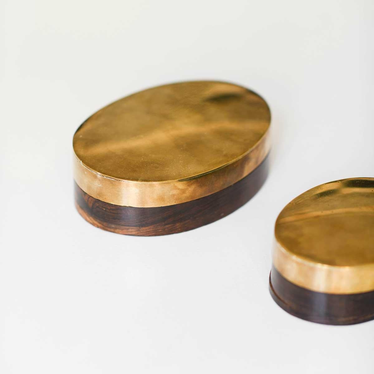Pair of oval brass and wood boxes from the 1970s In Good Condition In Roma, RM