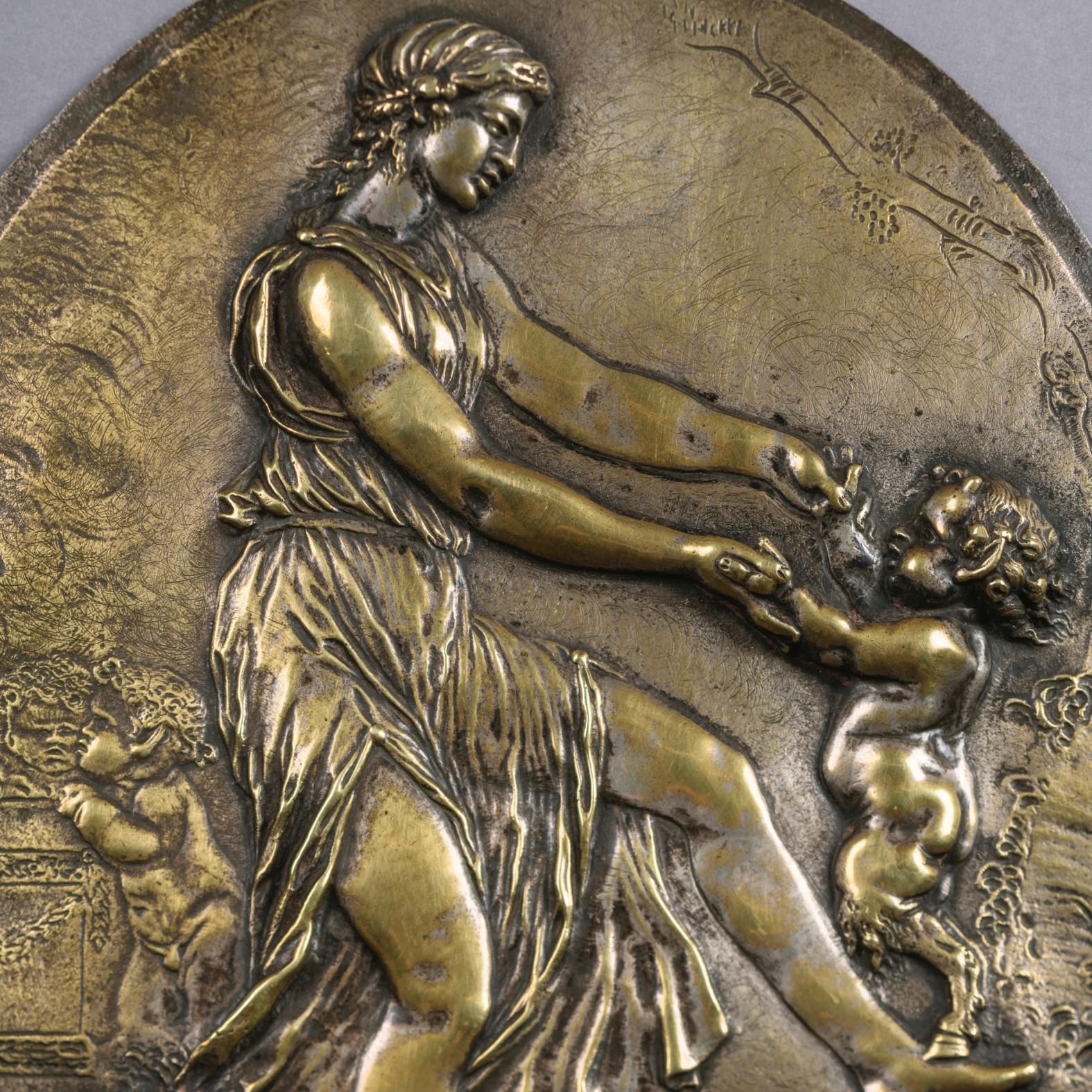 Louis XV Paire de reliefs ovales en bronze d'après Clodion en vente