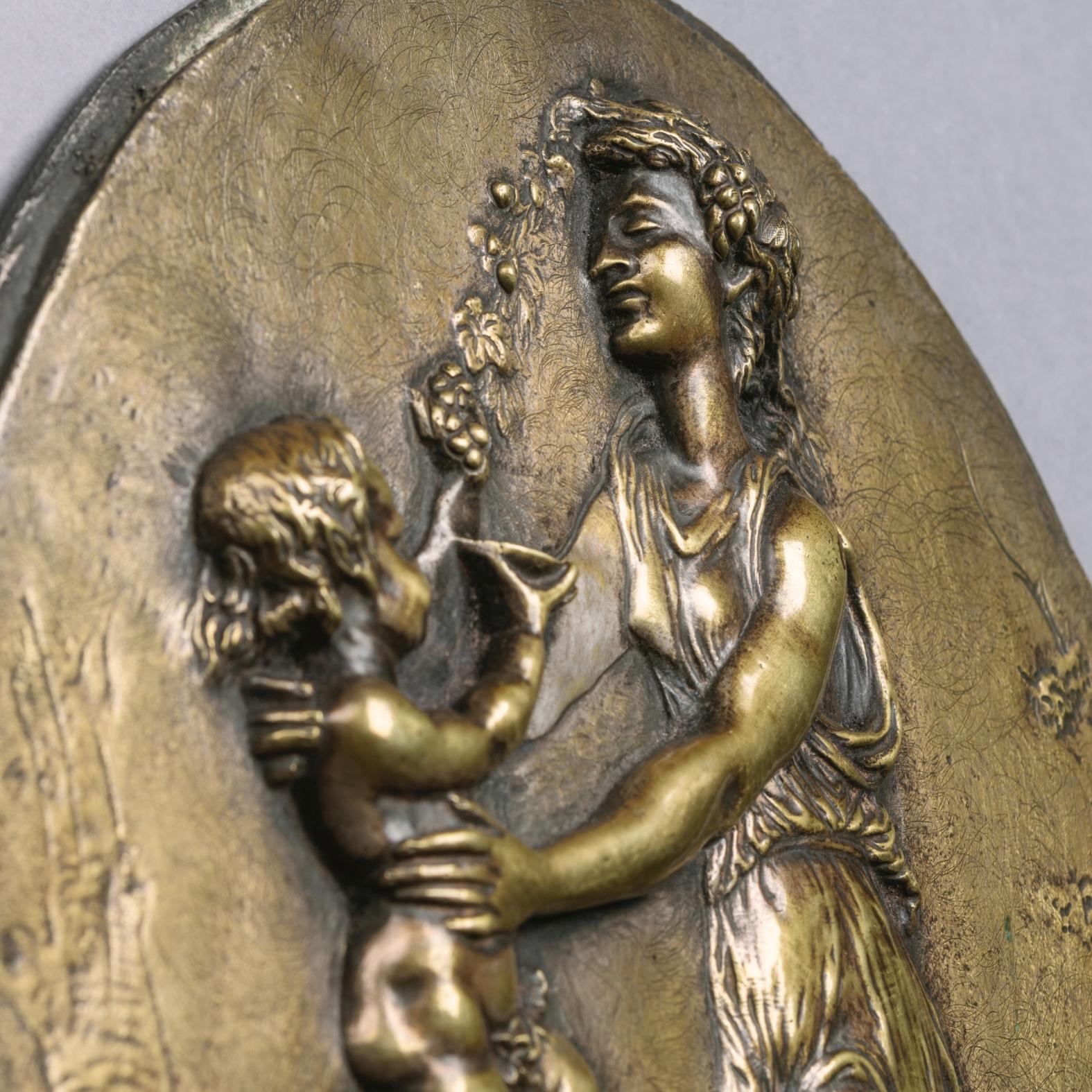 Français Paire de reliefs ovales en bronze d'après Clodion en vente