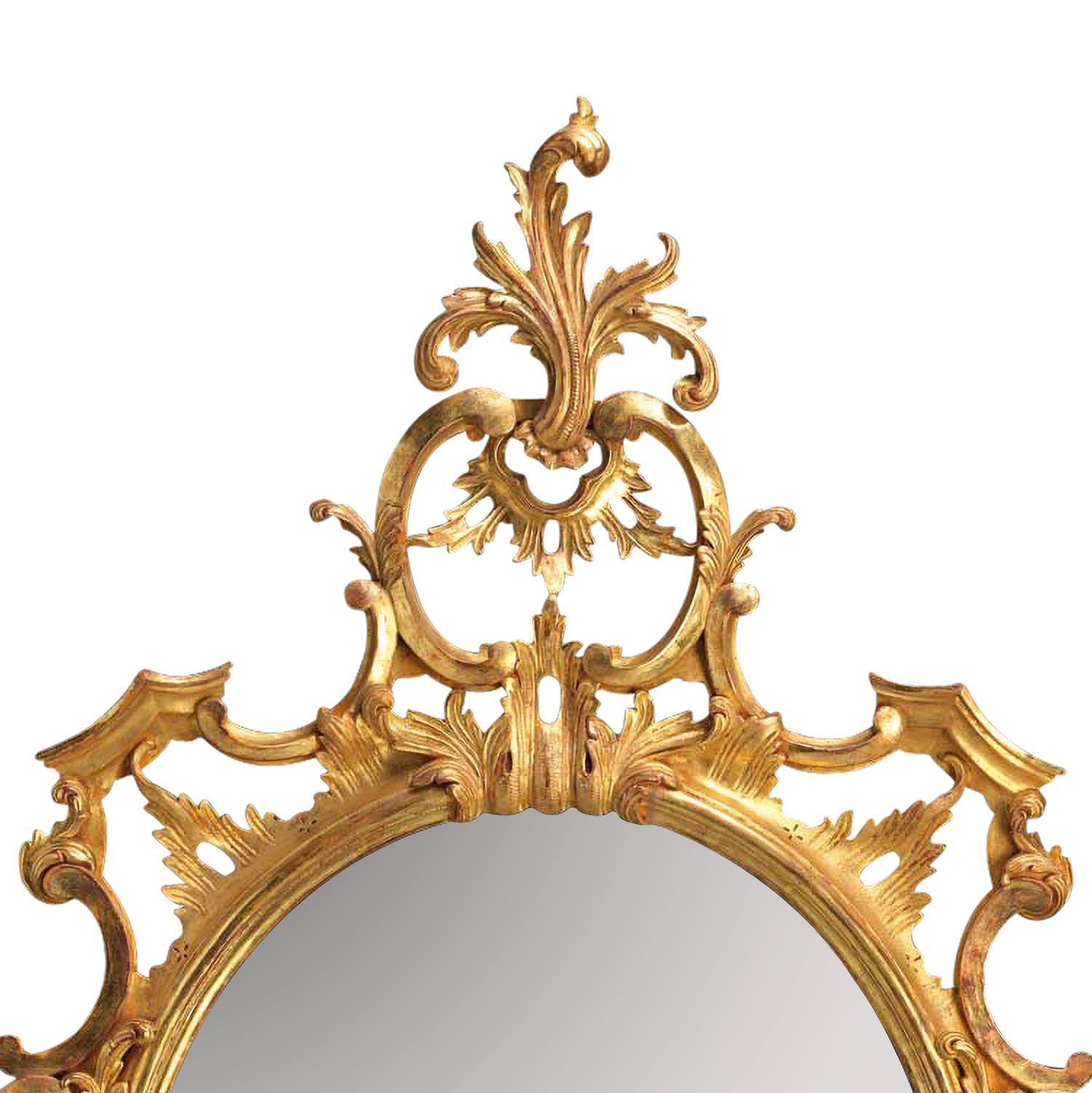 Paar ovale Chippendale-Spiegel aus vergoldetem Holz (21. Jahrhundert und zeitgenössisch) im Angebot