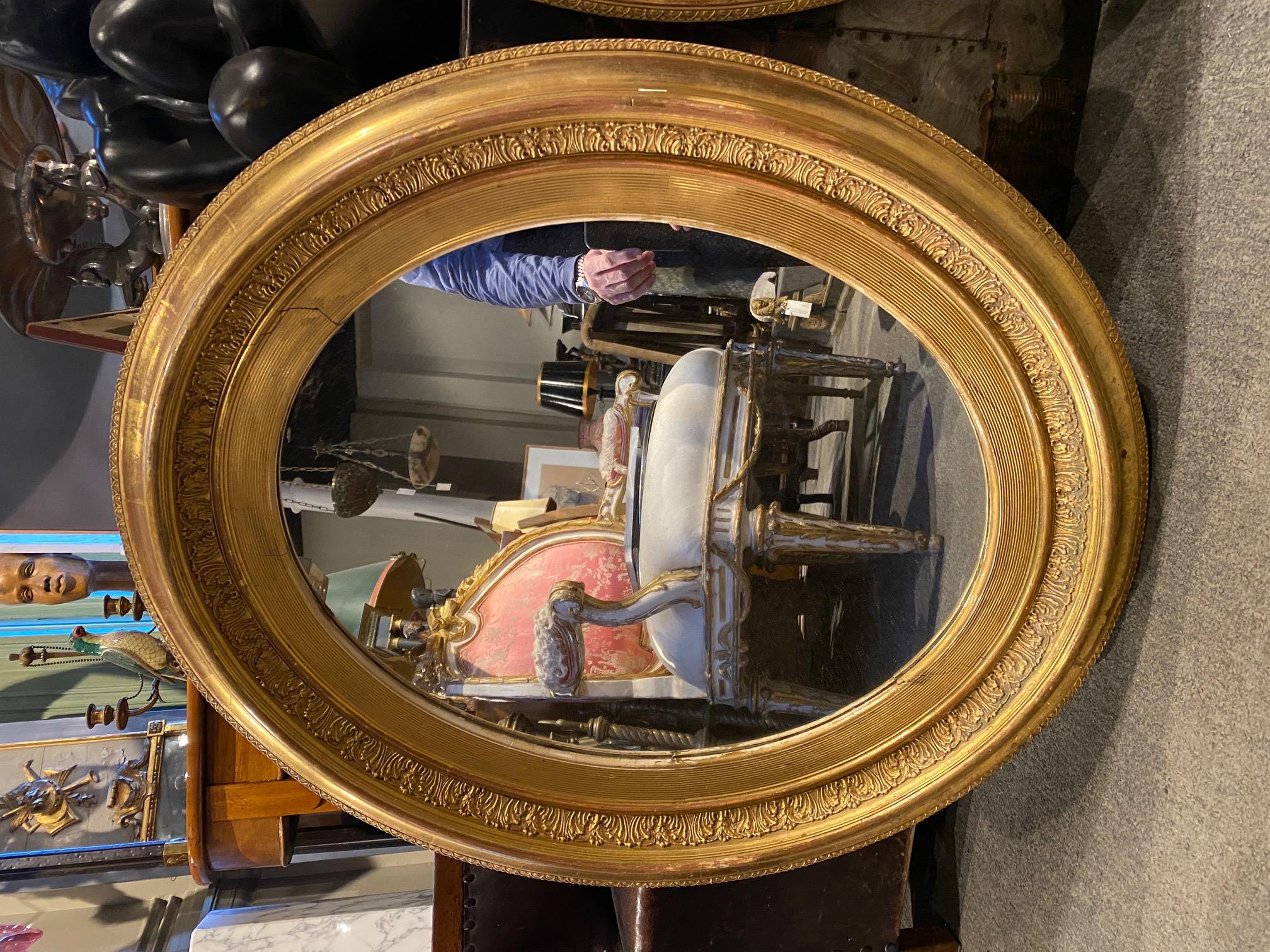 Pair of Oval English Gold Leaf Mirror In Good Condition For Sale In Montreal, QC