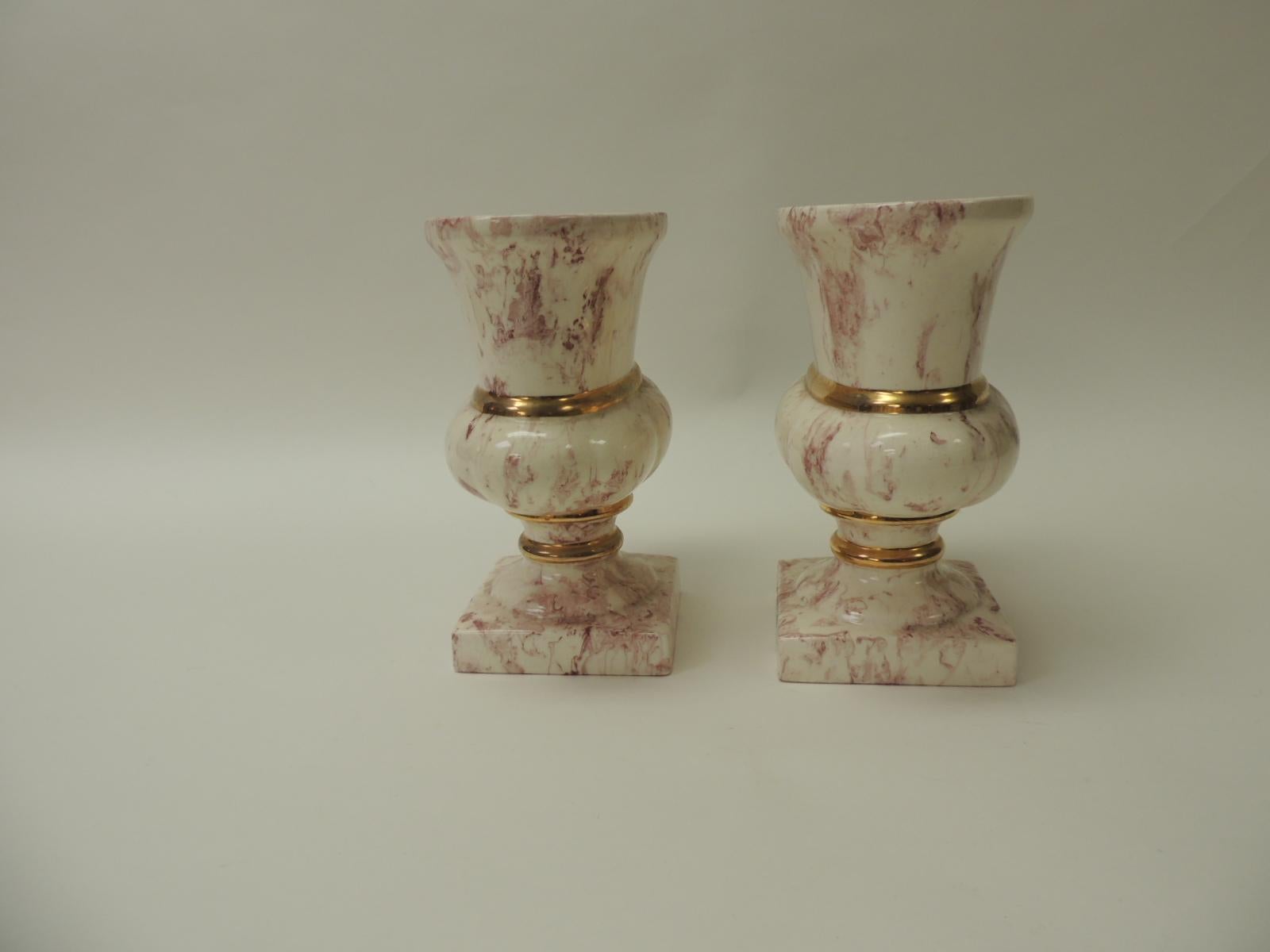 Pair of oval faux marbleize vintage pink vases or urns.
Dedicated vases with square footed base and gold leaf details.
Original label: The Bennetts.
Size: 4 x 4 x 8.5 x 4.5 x 7.5.

 