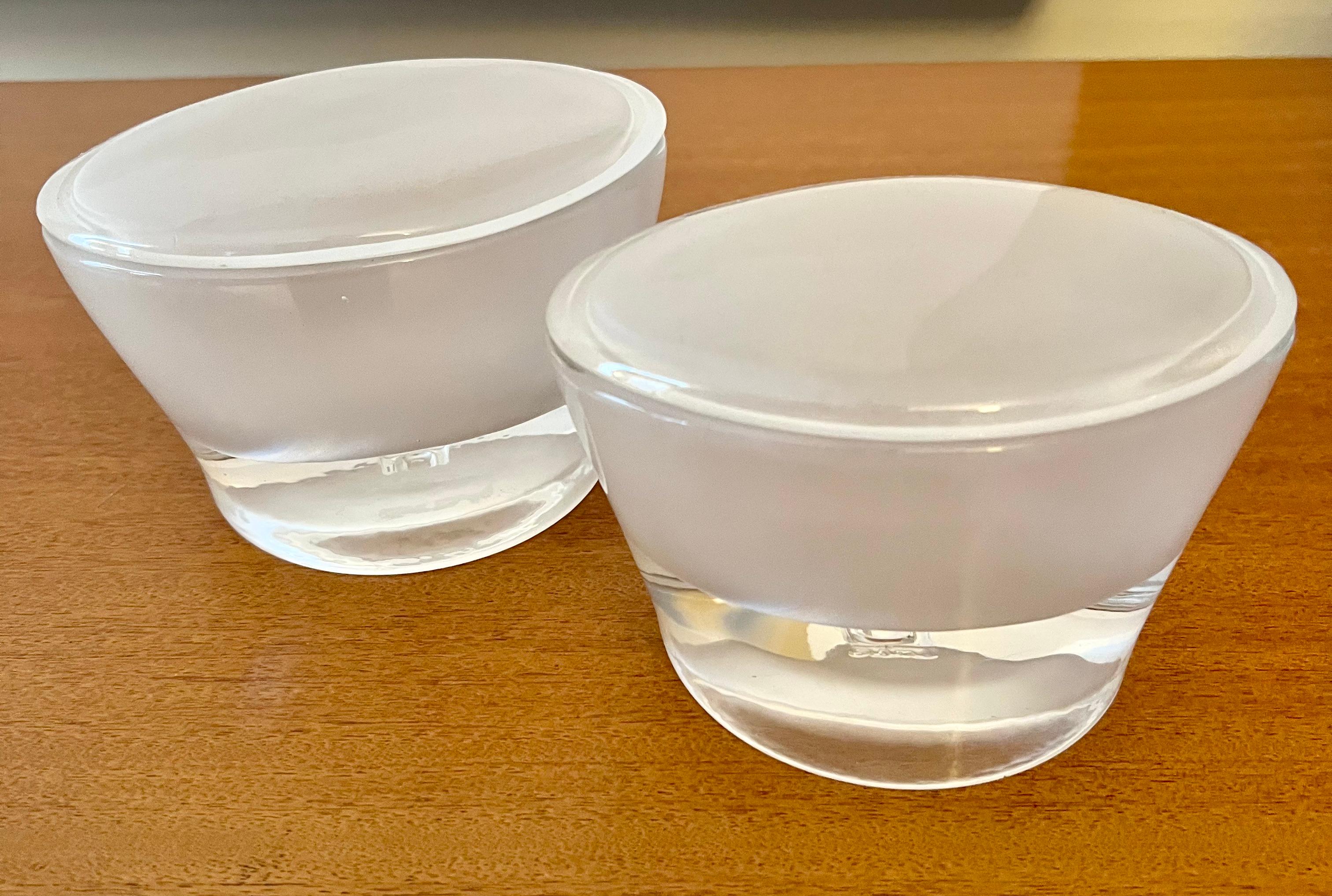 Paar ovale Glaskästen mit Milchglasdeckeln  (Hollywood Regency) im Angebot