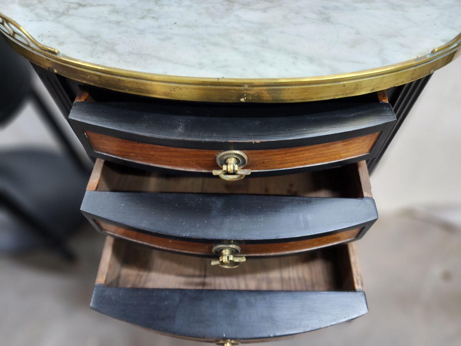 Paire de tables d'appoint ovales en acajou partiellement ébonisé à plateau de marbre entouré de bronze. 