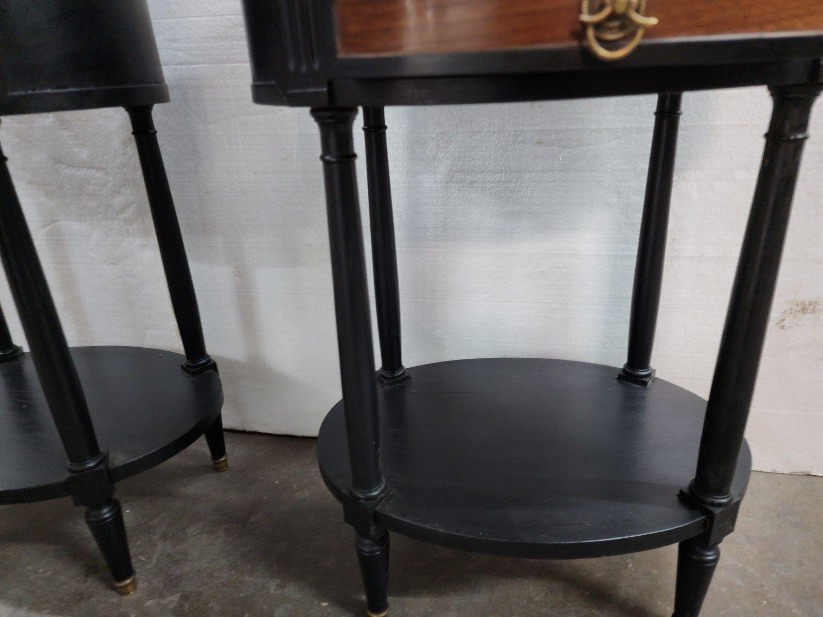 Paire de tables d'appoint ovales en acajou Excellent état - En vente à Dallas, TX