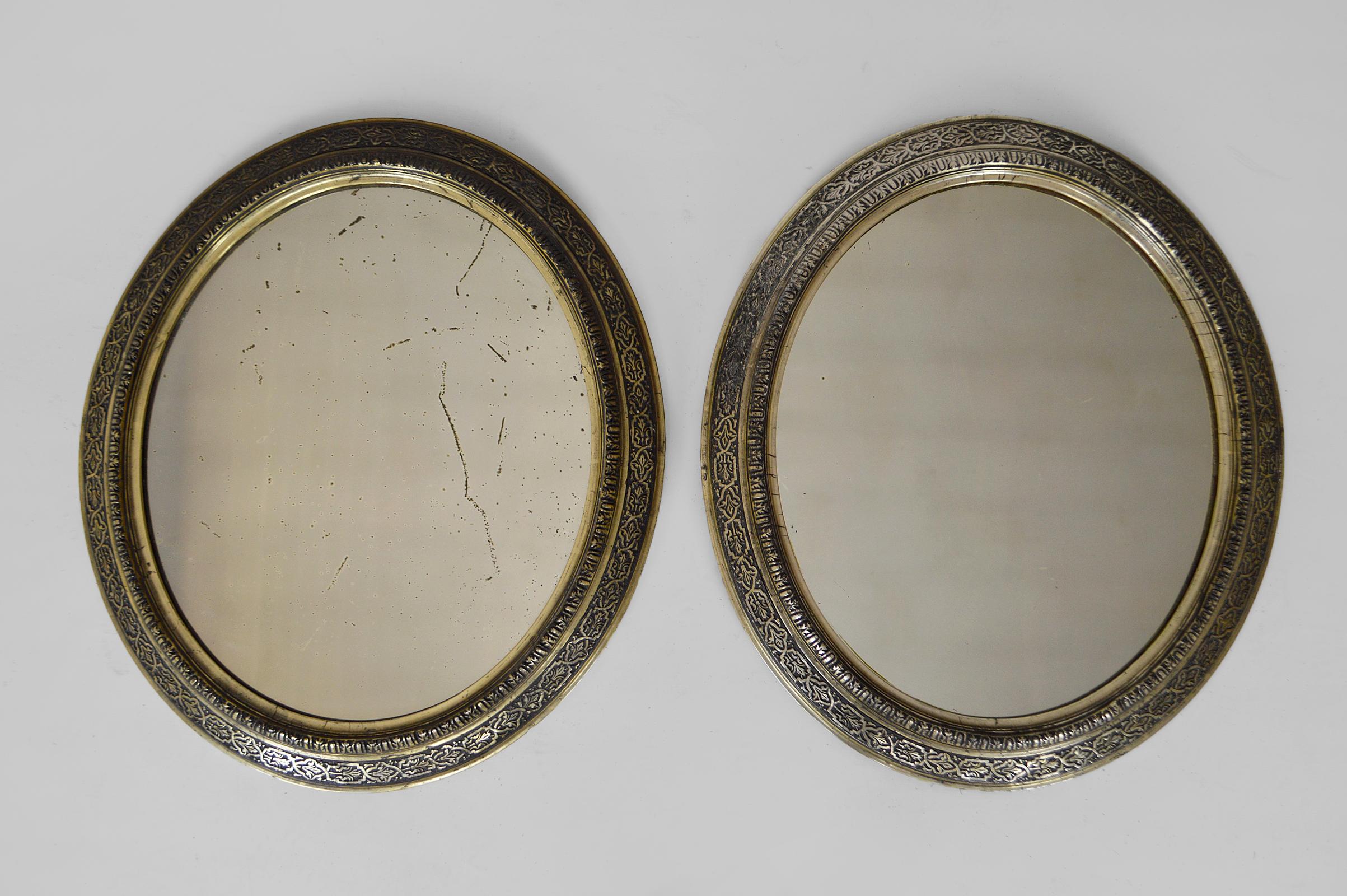 Rare pair of oval mirrors.

Carved wooden frames painted black and silver.

Napoleon III / Victorian style, France, mid-19th century.

In good condition.

Dimensions :
Height 67cm
Width 60cm
Depth 8cm.

   