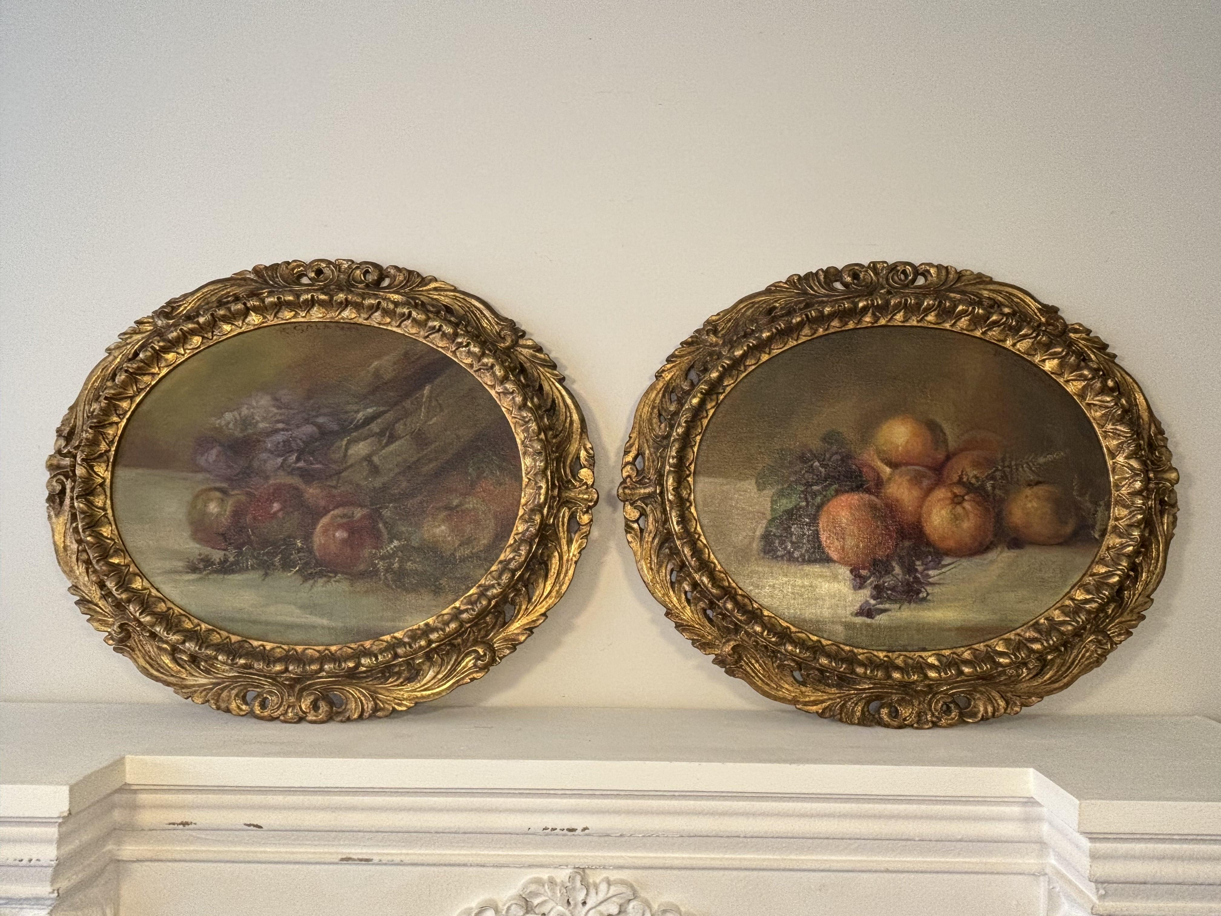 Coppia di oli ovali su tela, nature morte raffiguranti frutta e fiori. Cornici in legno intagliato e dorato. 
Firmato P, Galanti - pittore italiano 1885-1973.