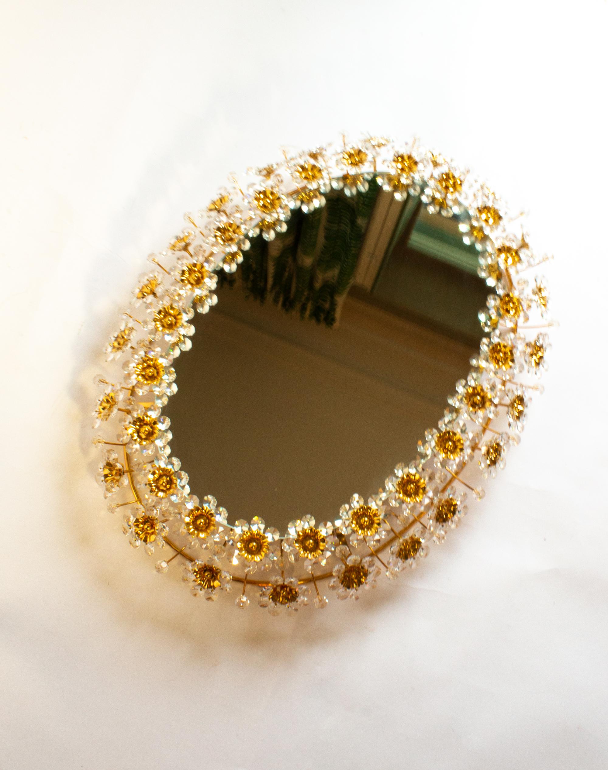Paar ovale Palwa-Spiegel mit Rückenleuchte aus Messing und Kristallblumen aus Guilt im Zustand „Gut“ im Angebot in Stockholm, SE