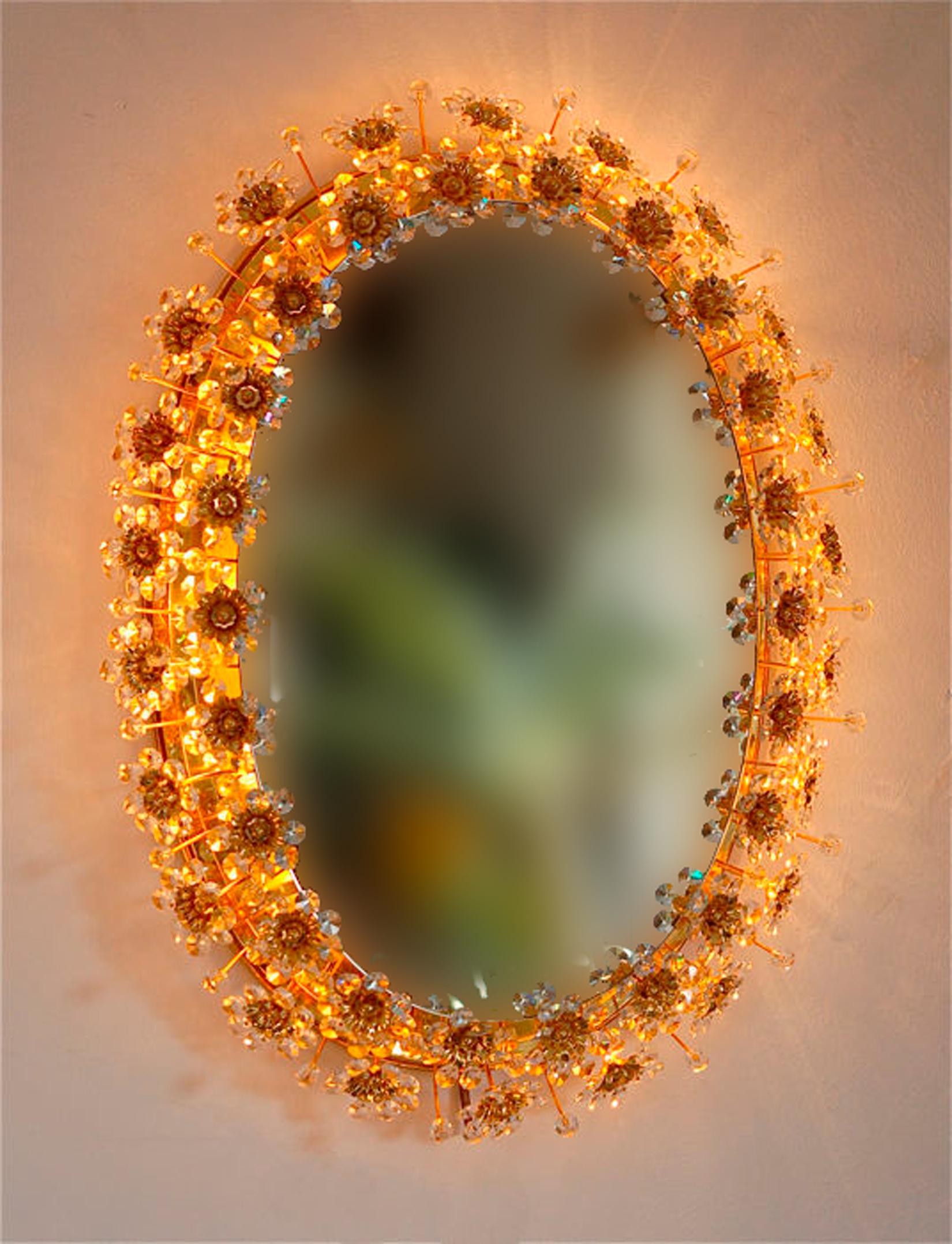 Plaqué or Paire de miroirs à dos Palwa ovales avec guirlandes de laiton et fleurs en cristal en vente